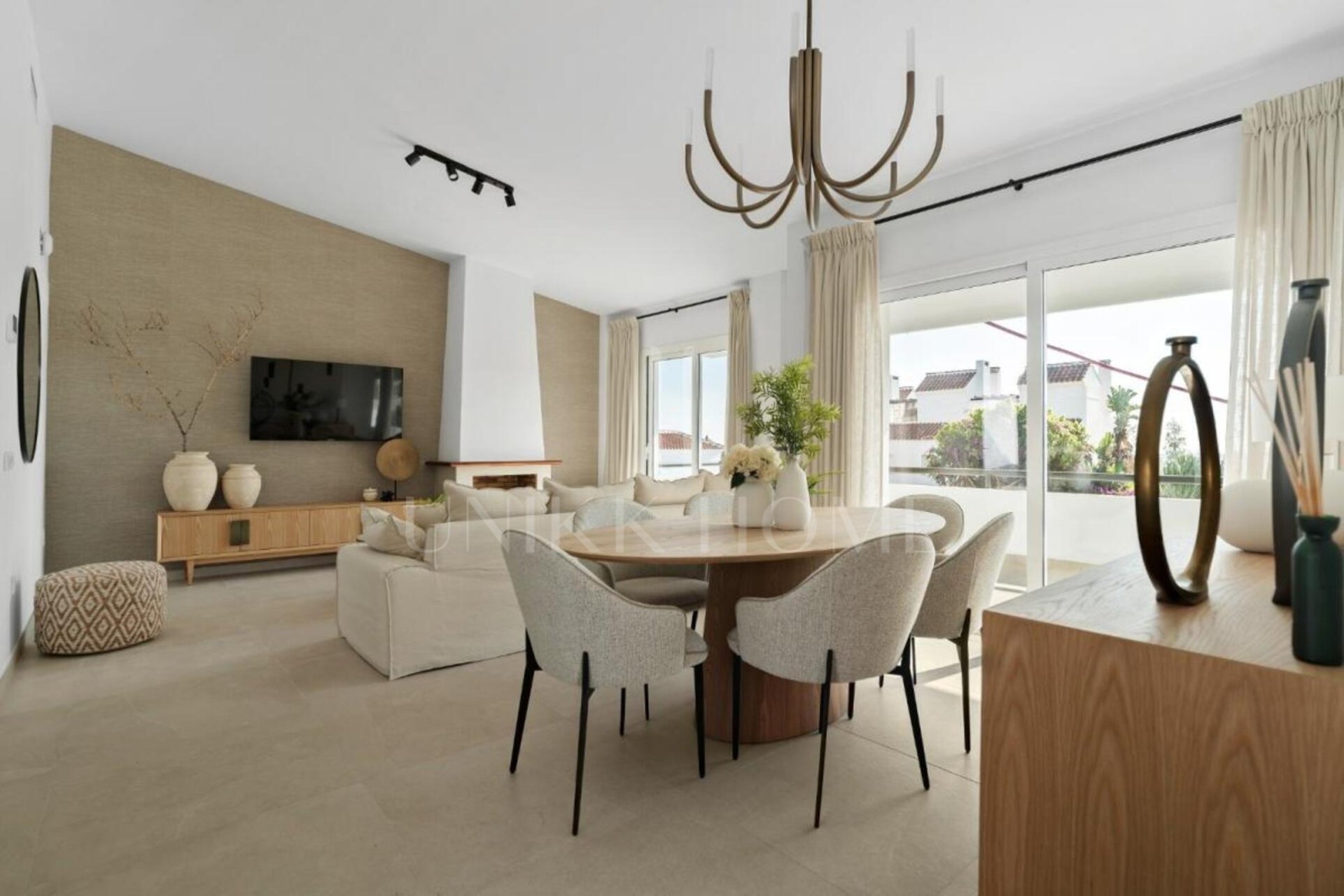 The Olimpo urbanization is a residential community renowned for its Mediterranean style and wonderful landscaped areas. The apartments in Olimpo are made up of villas, which have views of the sea and the mountains. The urbanization offers an ambien