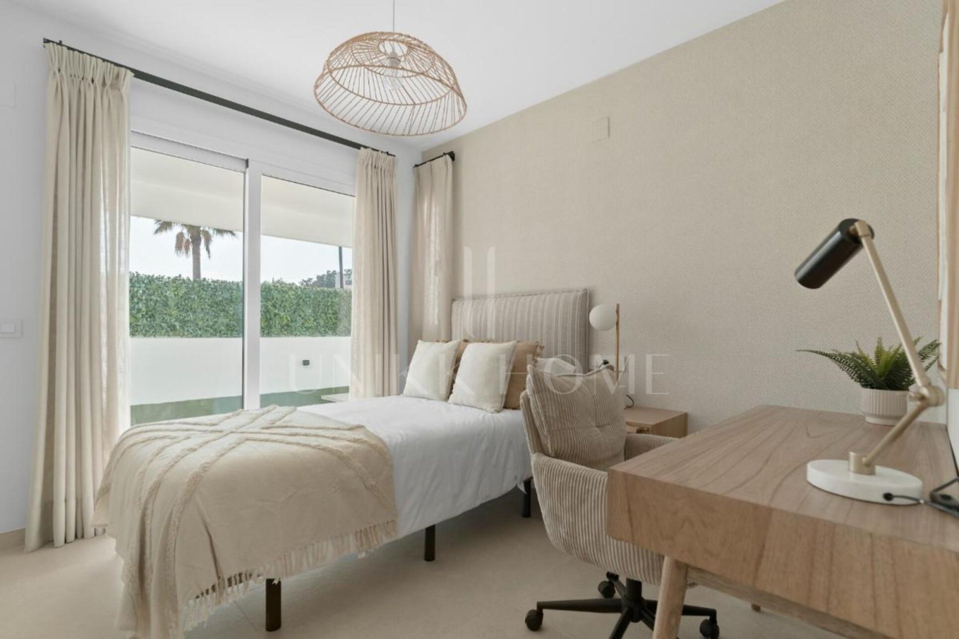The Olimpo urbanization is a residential community renowned for its Mediterranean style and wonderful landscaped areas. The apartments in Olimpo are made up of villas, which have views of the sea and the mountains. The urbanization offers an ambien