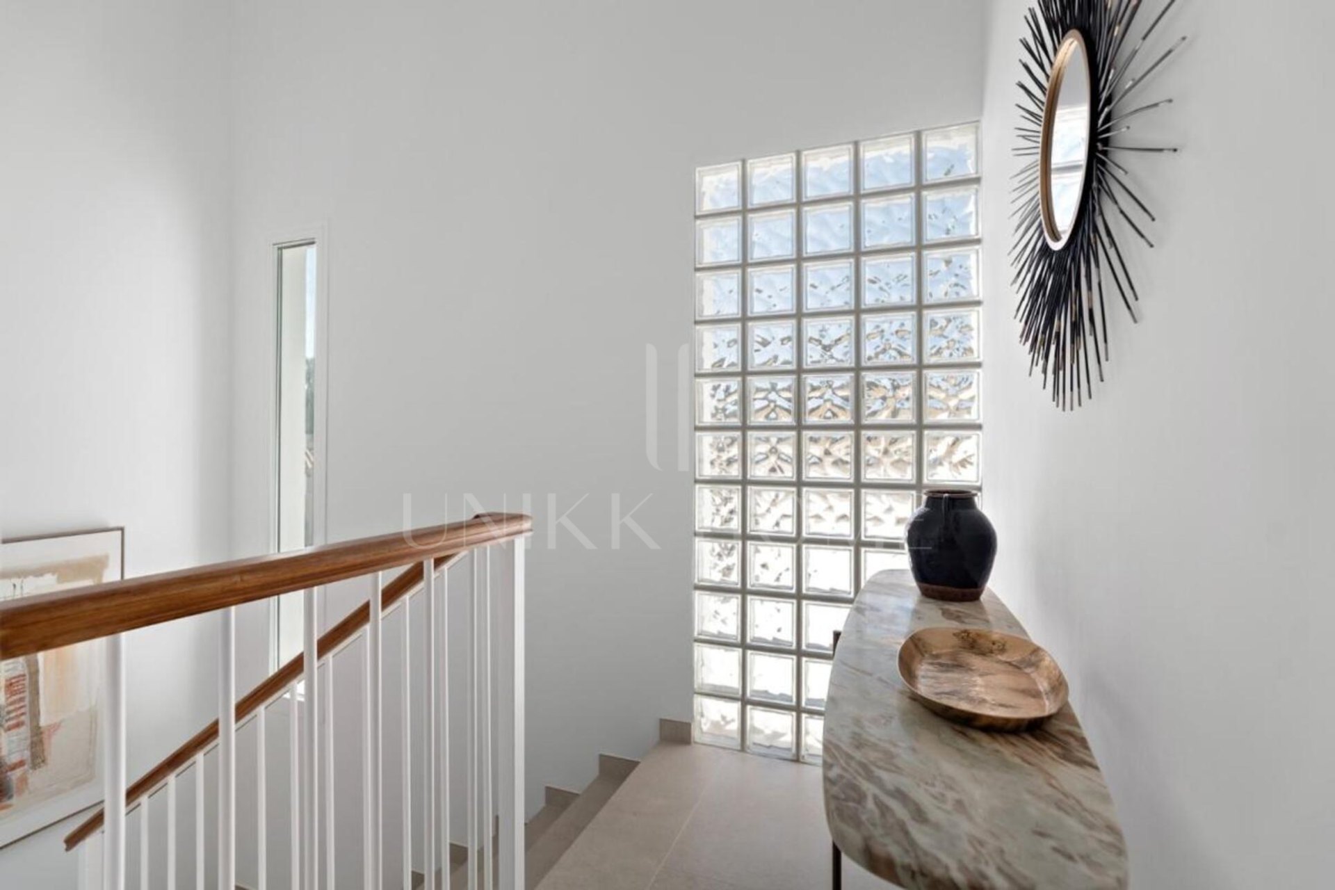 The Olimpo urbanization is a residential community renowned for its Mediterranean style and wonderful landscaped areas. The apartments in Olimpo are made up of villas, which have views of the sea and the mountains. The urbanization offers an ambien