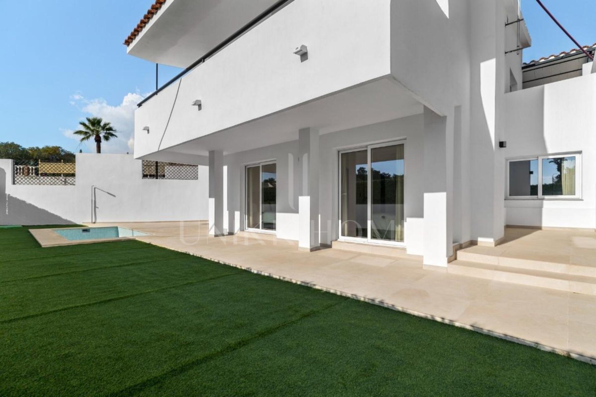 The Olimpo urbanization is a residential community renowned for its Mediterranean style and wonderful landscaped areas. The apartments in Olimpo are made up of villas, which have views of the sea and the mountains. The urbanization offers an ambien