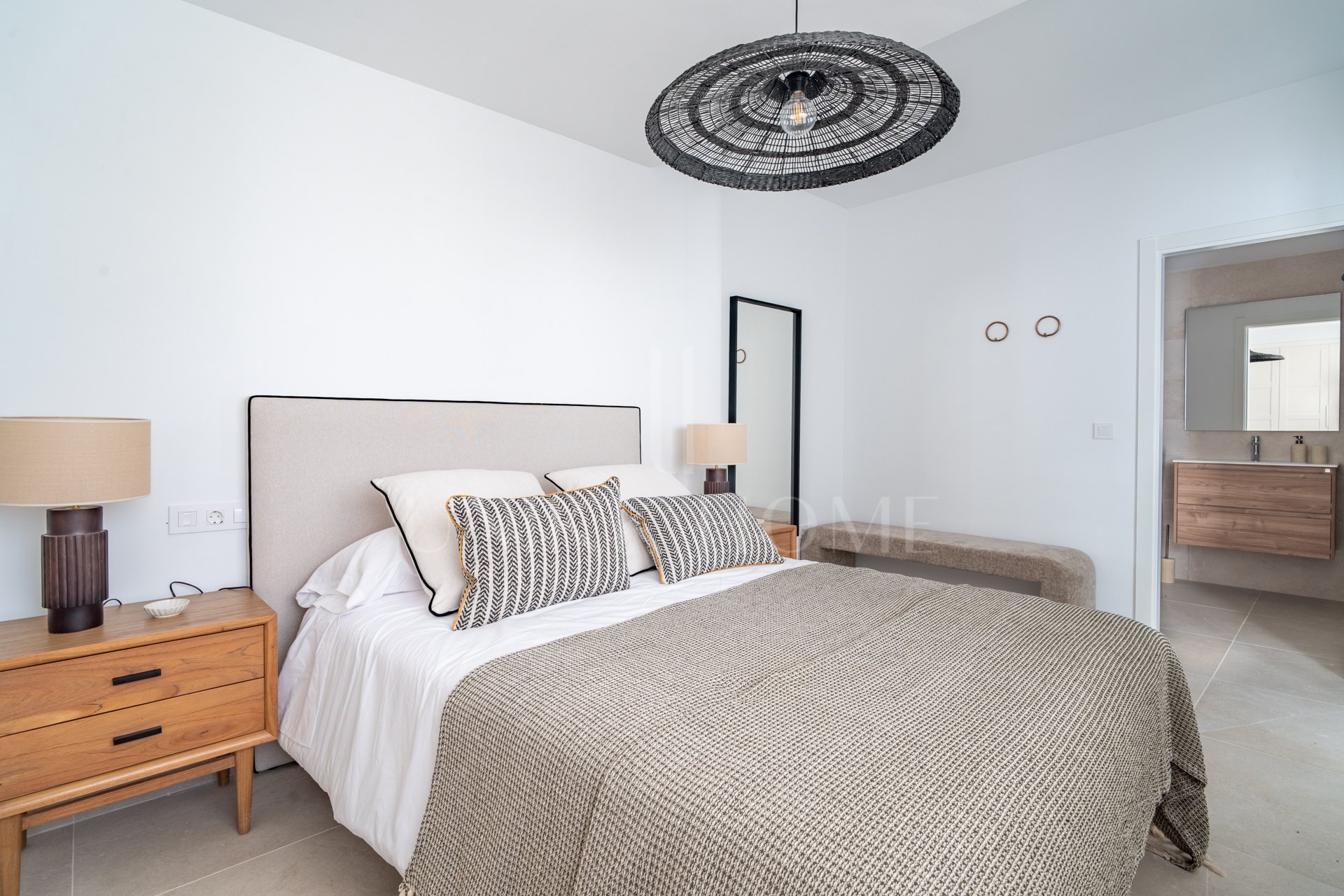 La urbanización Olimpo es una comunidad residencial destacada por su estilo mediterráneo y estupendas zonas ajardinadas. Las viviendas en Olimpo se componen de villas, las cuales cuentan con vistas al mar y a las montañas. La urbanización ofrece un ambien