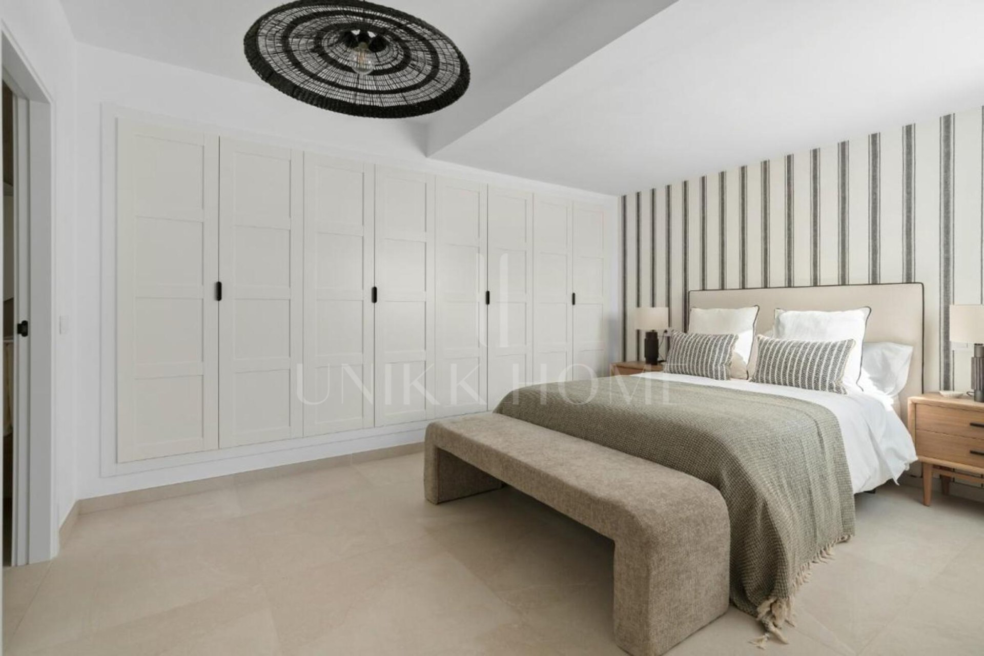 The Olimpo urbanization is a residential community renowned for its Mediterranean style and wonderful landscaped areas. The apartments in Olimpo are made up of villas, which have views of the sea and the mountains. The urbanization offers an ambien