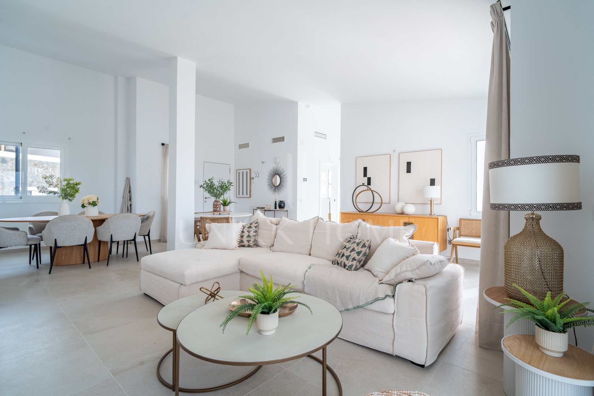 La urbanización Olimpo es una comunidad residencial destacada por su estilo mediterráneo y estupendas zonas ajardinadas. Las viviendas en Olimpo se componen de villas, las cuales cuentan con vistas al mar y a las montañas. La urbanización ofrece un ambien