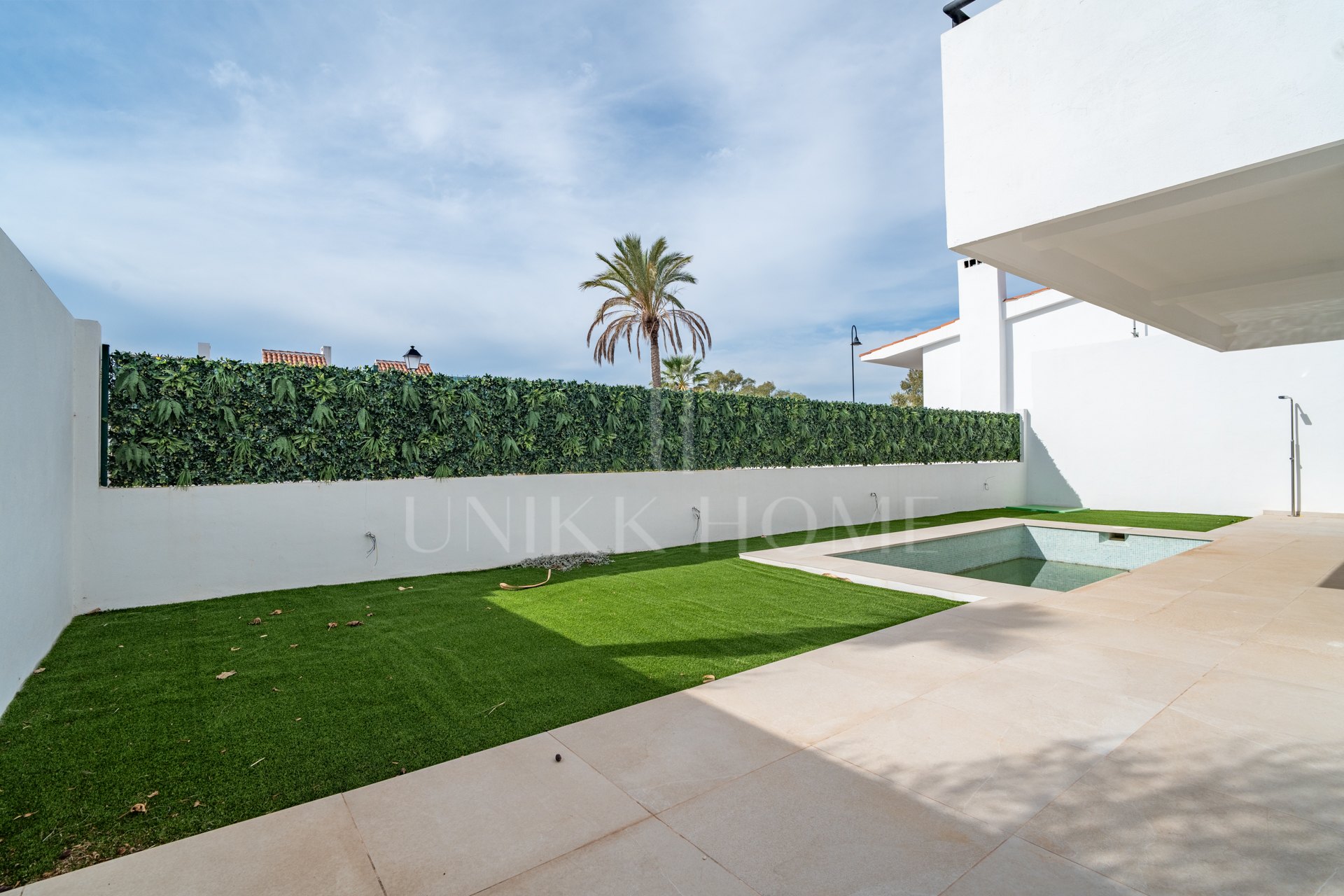 La urbanización Olimpo es una comunidad residencial destacada por su estilo mediterráneo y estupendas zonas ajardinadas. Las viviendas en Olimpo se componen de villas, las cuales cuentan con vistas al mar y a las montañas. La urbanización ofrece un ambien