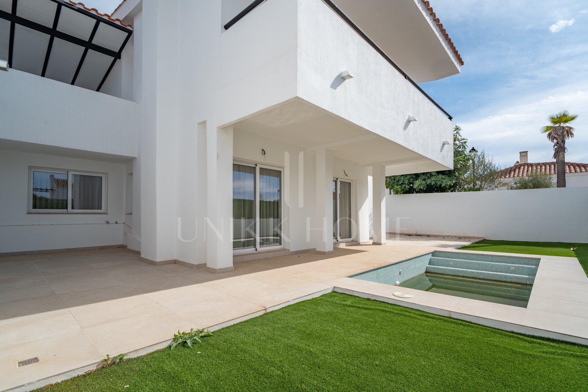 La urbanización Olimpo es una comunidad residencial destacada por su estilo mediterráneo y estupendas zonas ajardinadas. Las viviendas en Olimpo se componen de villas, las cuales cuentan con vistas al mar y a las montañas. La urbanización ofrece un ambien