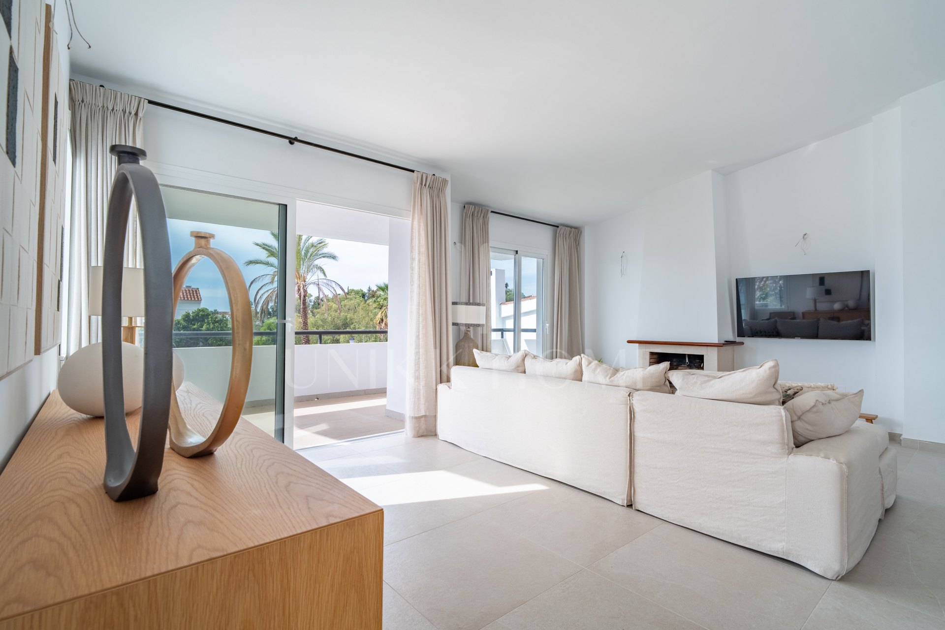 La urbanización Olimpo es una comunidad residencial destacada por su estilo mediterráneo y estupendas zonas ajardinadas. Las viviendas en Olimpo se componen de villas, las cuales cuentan con vistas al mar y a las montañas. La urbanización ofrece un ambien