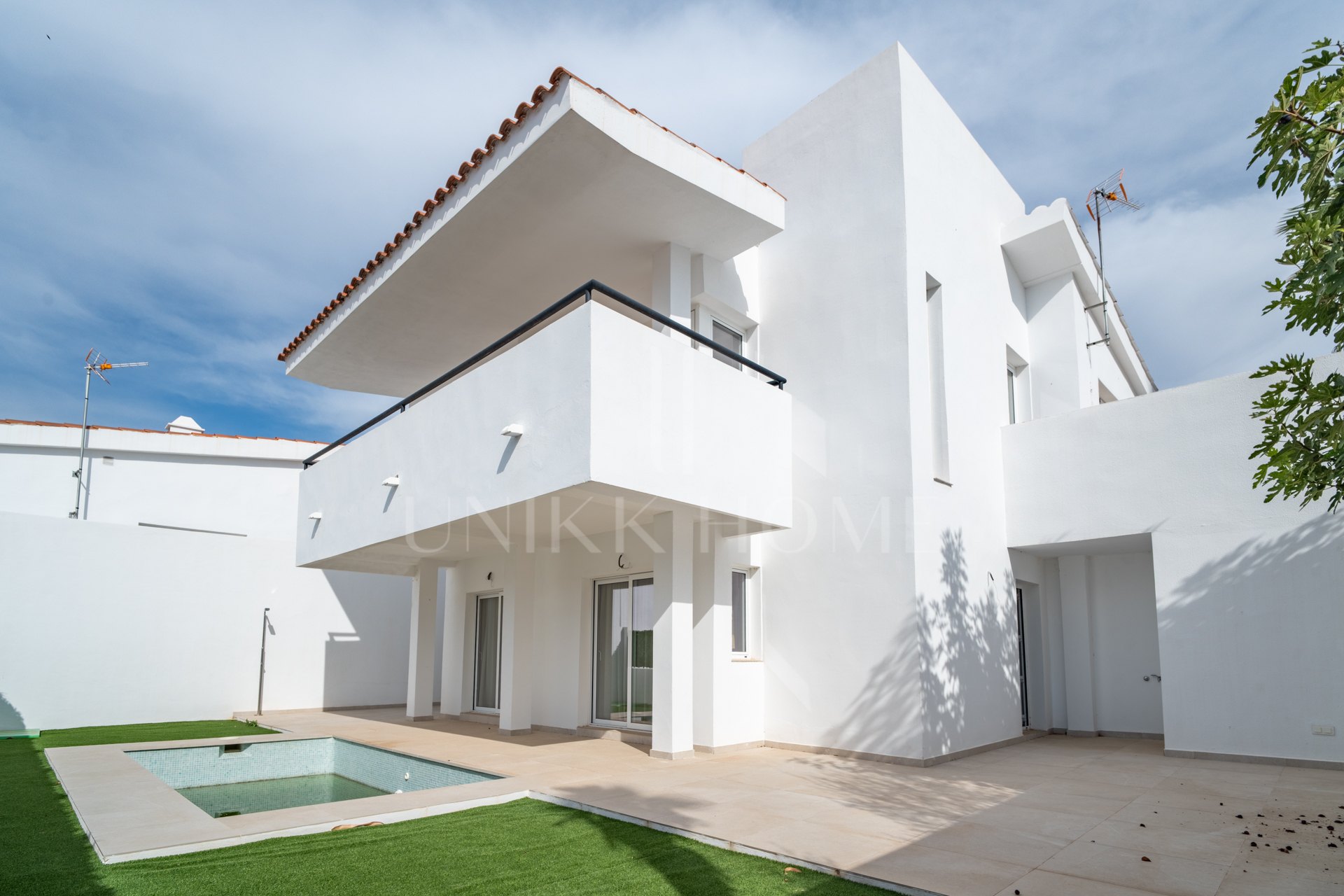 La urbanización Olimpo es una comunidad residencial destacada por su estilo mediterráneo y estupendas zonas ajardinadas. Las viviendas en Olimpo se componen de villas, las cuales cuentan con vistas al mar y a las montañas. La urbanización ofrece un ambien