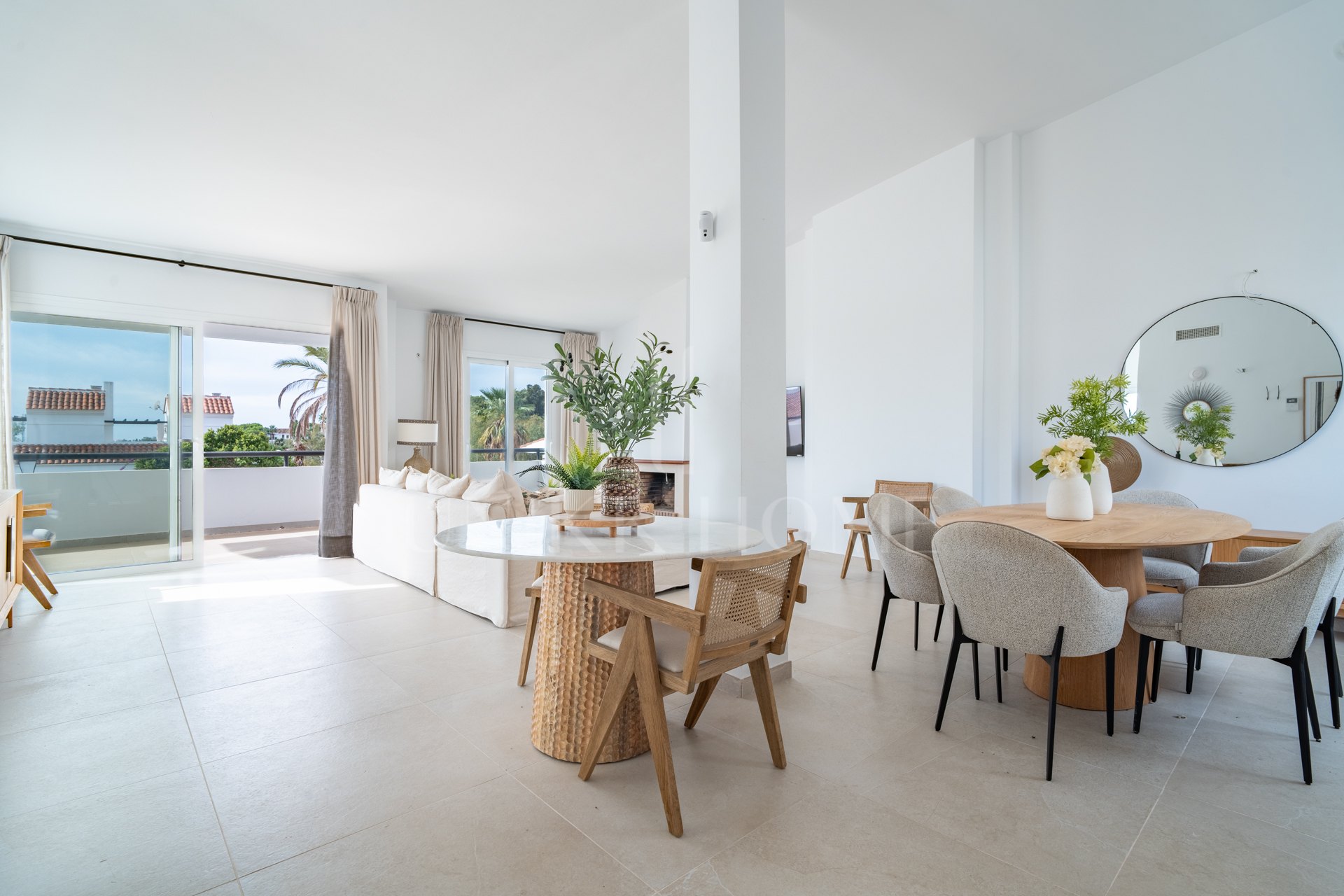 La urbanización Olimpo es una comunidad residencial destacada por su estilo mediterráneo y estupendas zonas ajardinadas. Las viviendas en Olimpo se componen de villas, las cuales cuentan con vistas al mar y a las montañas. La urbanización ofrece un ambien