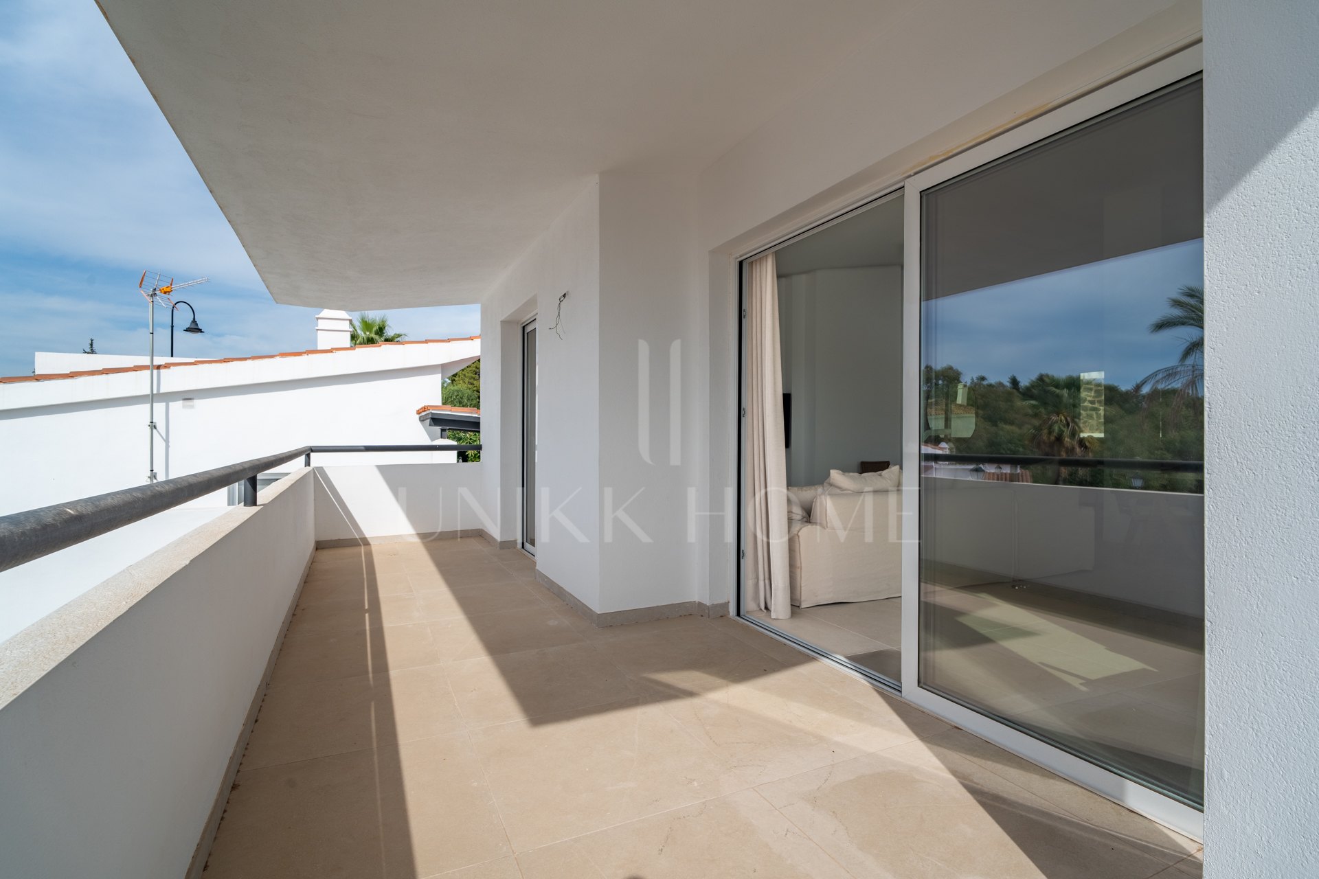La urbanización Olimpo es una comunidad residencial destacada por su estilo mediterráneo y estupendas zonas ajardinadas. Las viviendas en Olimpo se componen de villas, las cuales cuentan con vistas al mar y a las montañas. La urbanización ofrece un ambien