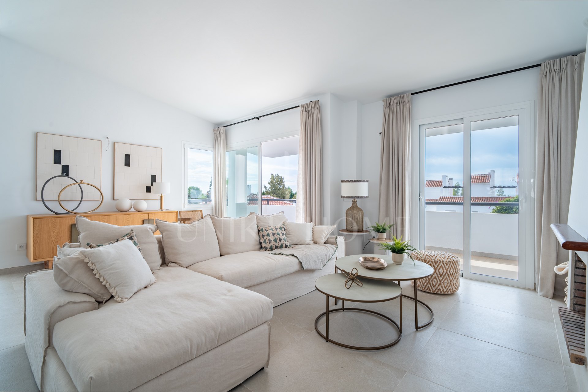 La urbanización Olimpo es una comunidad residencial destacada por su estilo mediterráneo y estupendas zonas ajardinadas. Las viviendas en Olimpo se componen de villas, las cuales cuentan con vistas al mar y a las montañas. La urbanización ofrece un ambien