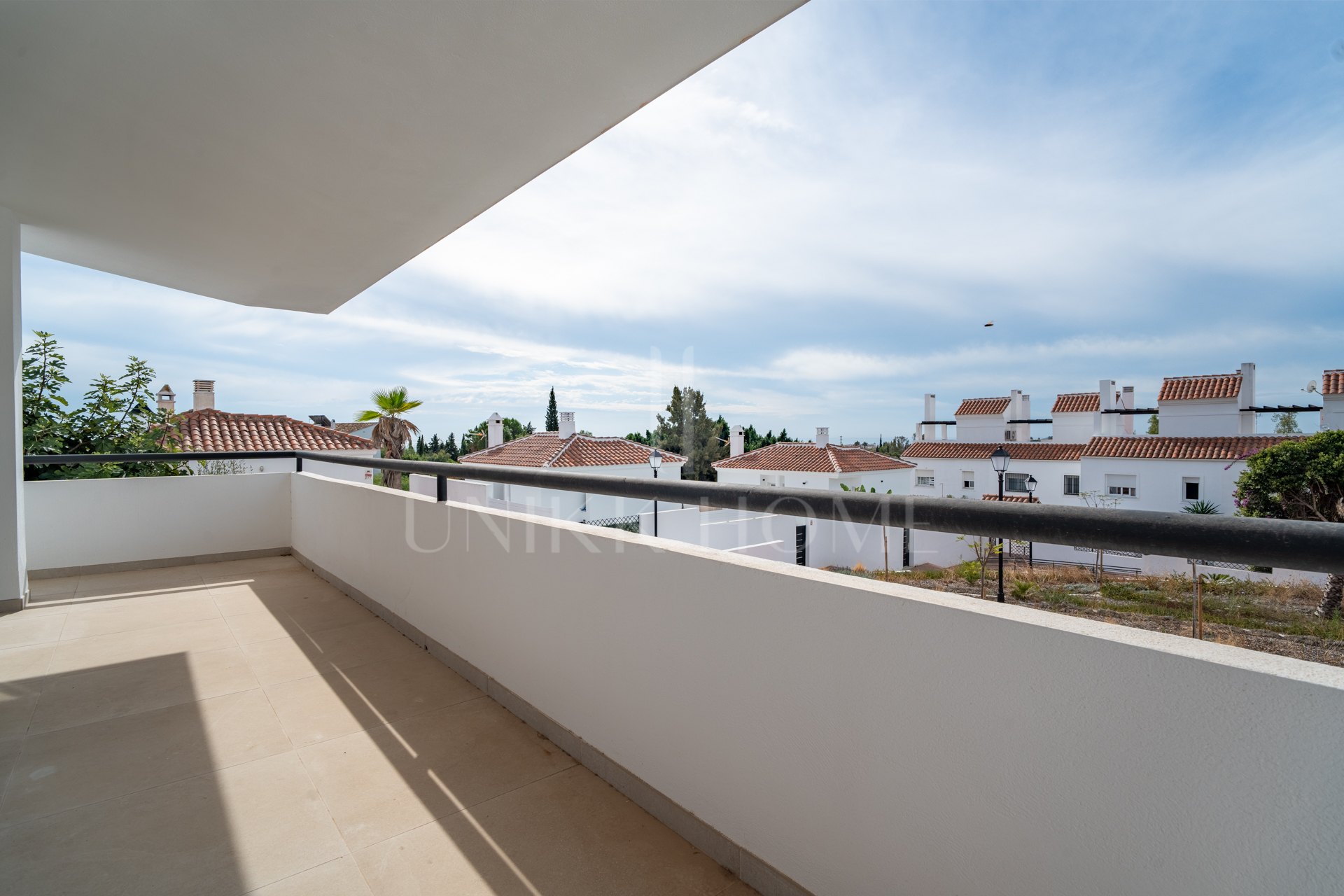 La urbanización Olimpo es una comunidad residencial destacada por su estilo mediterráneo y estupendas zonas ajardinadas. Las viviendas en Olimpo se componen de villas, las cuales cuentan con vistas al mar y a las montañas. La urbanización ofrece un ambien