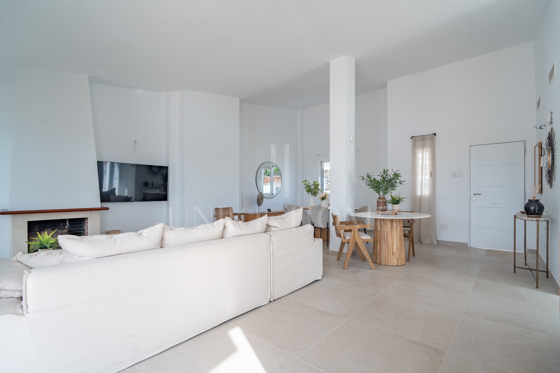 La urbanización Olimpo es una comunidad residencial destacada por su estilo mediterráneo y estupendas zonas ajardinadas. Las viviendas en Olimpo se componen de villas, las cuales cuentan con vistas al mar y a las montañas. La urbanización ofrece un ambien
