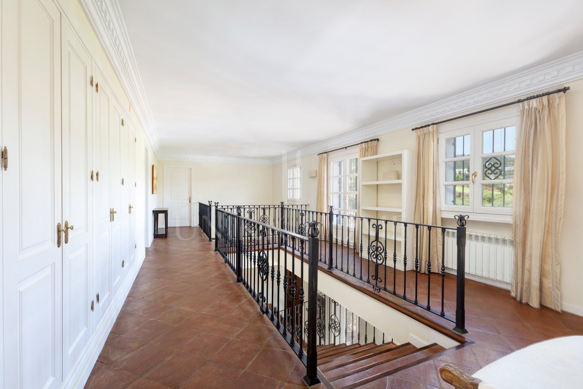 Exceptional César de Leyva villa on a rare, fully flat 3,000m² plot. Completely renovated, with sea views, total privacy, mature organic gardens, saltwater pool, 5 bedrooms, guest apartment, cinema room and extensive parking.