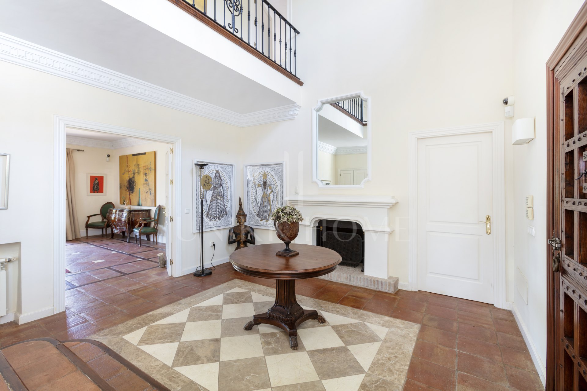 Exceptional César de Leyva villa on a rare, fully flat 3,000m² plot. Completely renovated, with sea views, total privacy, mature organic gardens, saltwater pool, 5 bedrooms, guest apartment, cinema room and extensive parking.