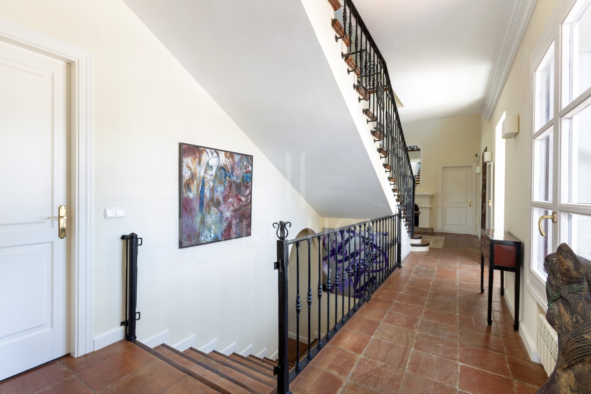 Exceptional César de Leyva villa on a rare, fully flat 3,000m² plot. Completely renovated, with sea views, total privacy, mature organic gardens, saltwater pool, 5 bedrooms, guest apartment, cinema room and extensive parking.