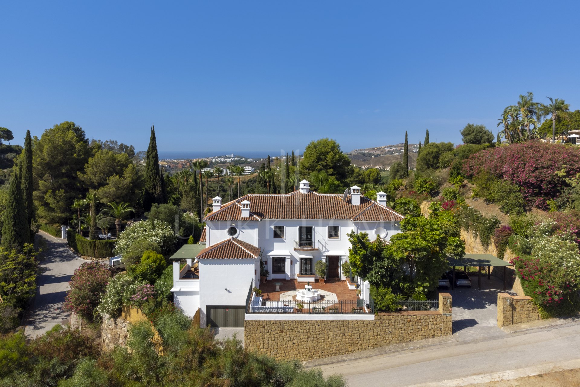 Exceptional César de Leyva villa on a rare, fully flat 3,000m² plot. Completely renovated, with sea views, total privacy, mature organic gardens, saltwater pool, 5 bedrooms, guest apartment, cinema room and extensive parking.