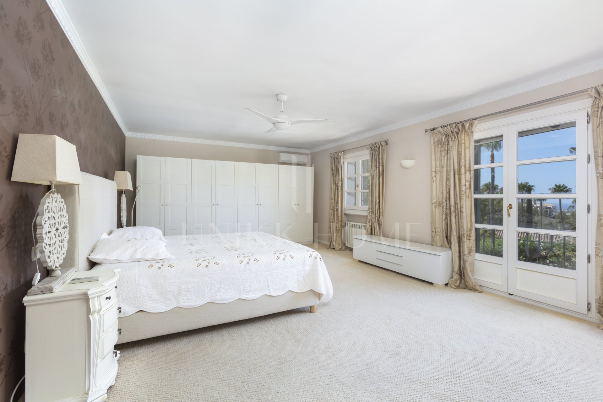 Exceptional César de Leyva villa on a rare, fully flat 3,000m² plot. Completely renovated, with sea views, total privacy, mature organic gardens, saltwater pool, 5 bedrooms, guest apartment, cinema room and extensive parking.