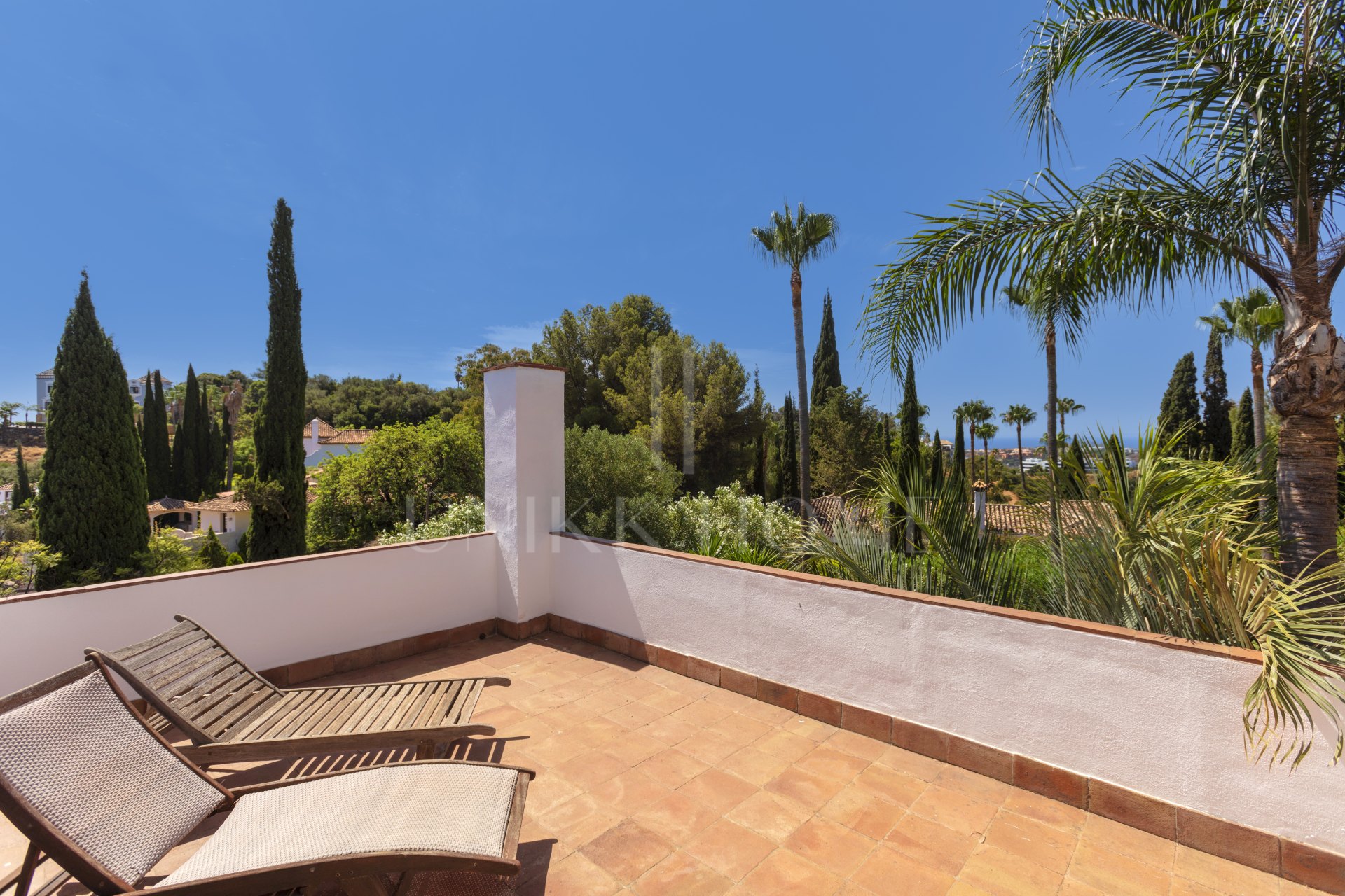 Exceptional César de Leyva villa on a rare, fully flat 3,000m² plot. Completely renovated, with sea views, total privacy, mature organic gardens, saltwater pool, 5 bedrooms, guest apartment, cinema room and extensive parking.