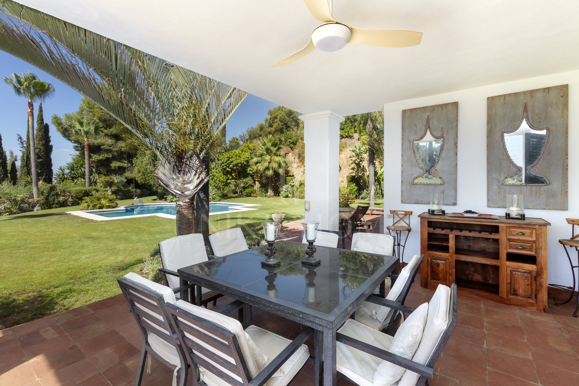 Exceptional César de Leyva villa on a rare, fully flat 3,000m² plot. Completely renovated, with sea views, total privacy, mature organic gardens, saltwater pool, 5 bedrooms, guest apartment, cinema room and extensive parking.