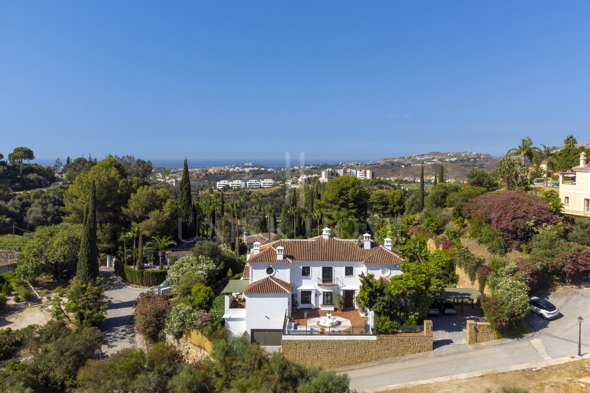 Exceptional César de Leyva villa on a rare, fully flat 3,000m² plot. Completely renovated, with sea views, total privacy, mature organic gardens, saltwater pool, 5 bedrooms, guest apartment, cinema room and extensive parking.