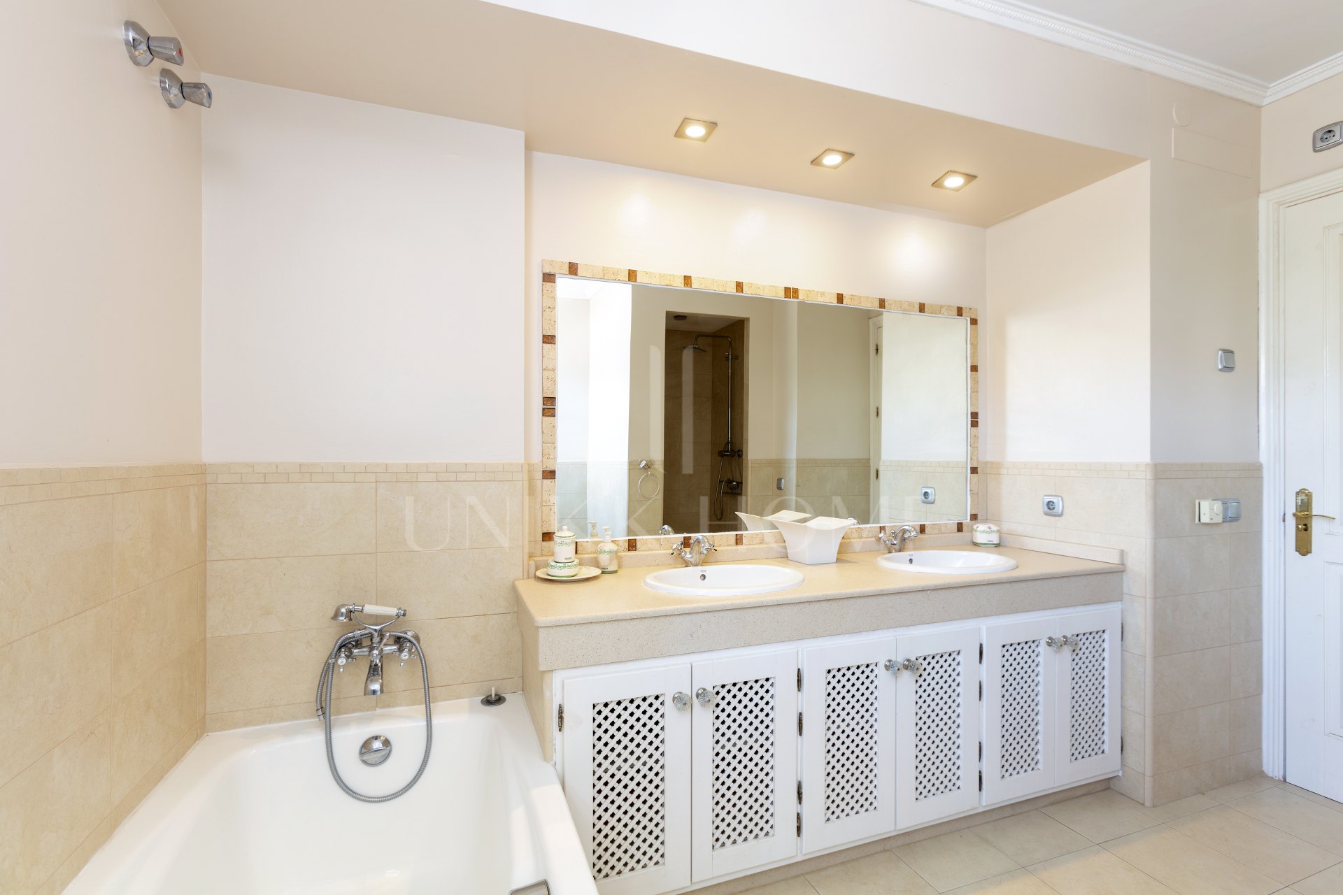 Exceptional César de Leyva villa on a rare, fully flat 3,000m² plot. Completely renovated, with sea views, total privacy, mature organic gardens, saltwater pool, 5 bedrooms, guest apartment, cinema room and extensive parking.