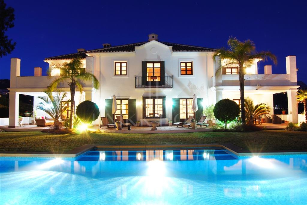 Exceptional César de Leyva villa on a rare, fully flat 3,000m² plot. Completely renovated, with sea views, total privacy, mature organic gardens, saltwater pool, 5 bedrooms, guest apartment, cinema room and extensive parking.