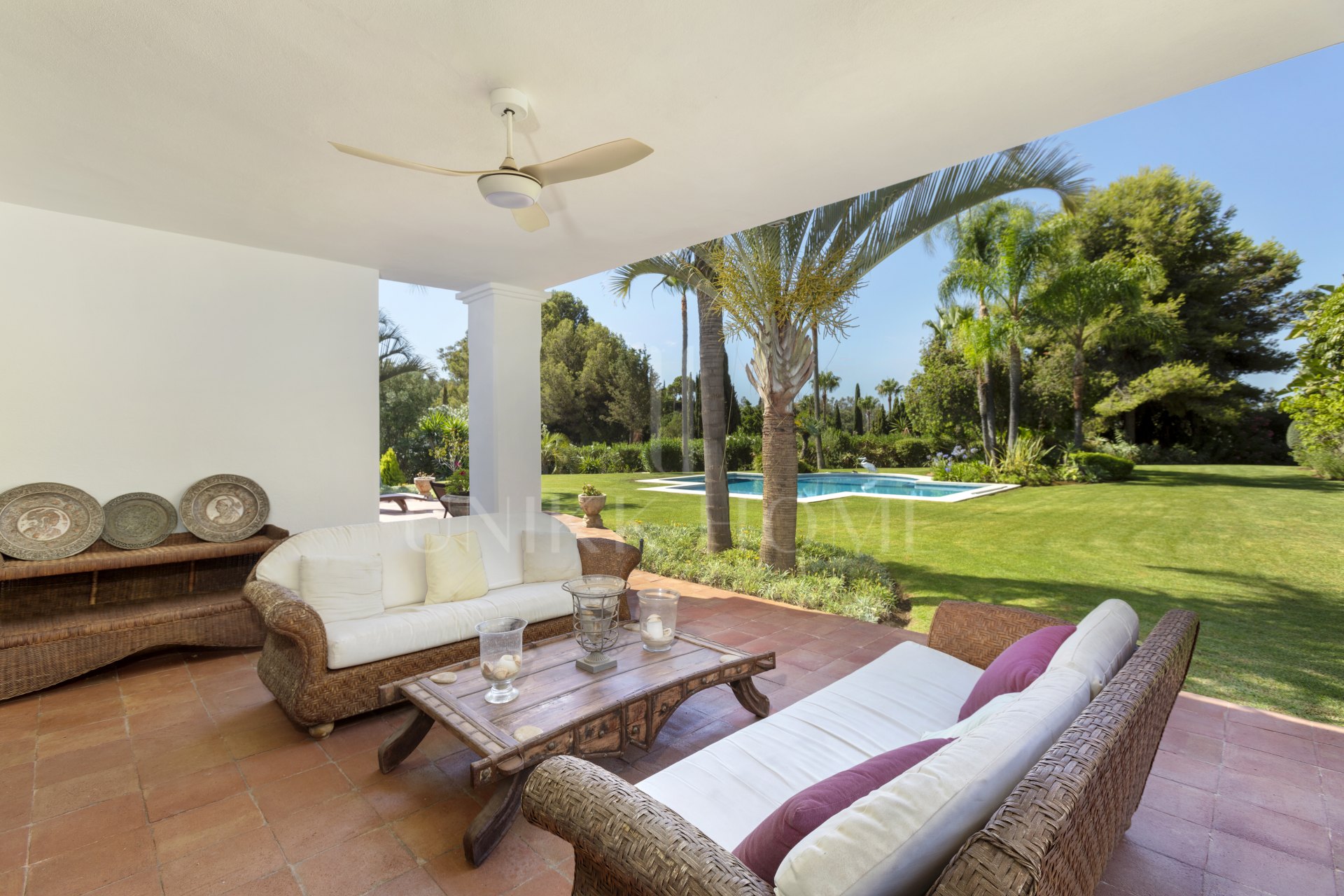 Exceptional César de Leyva villa on a rare, fully flat 3,000m² plot. Completely renovated, with sea views, total privacy, mature organic gardens, saltwater pool, 5 bedrooms, guest apartment, cinema room and extensive parking.