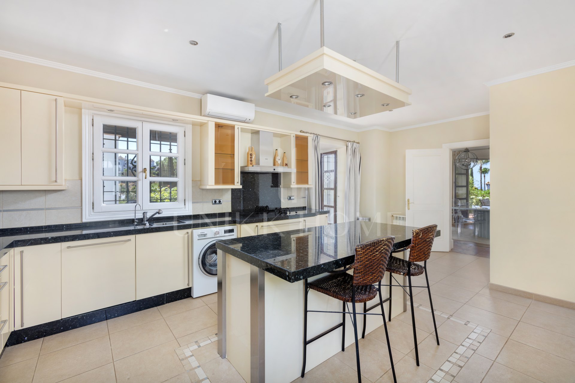 Exceptional César de Leyva villa on a rare, fully flat 3,000m² plot. Completely renovated, with sea views, total privacy, mature organic gardens, saltwater pool, 5 bedrooms, guest apartment, cinema room and extensive parking.