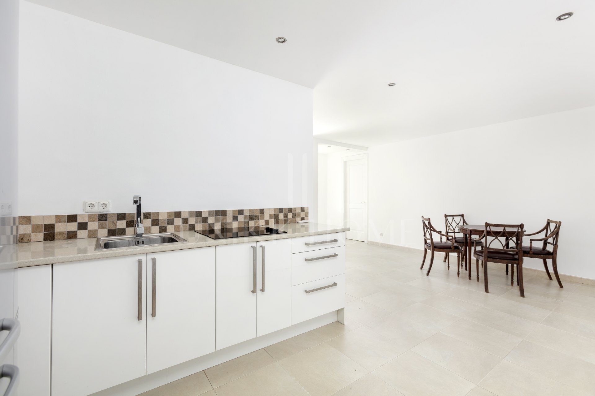 Exceptional César de Leyva villa on a rare, fully flat 3,000m² plot. Completely renovated, with sea views, total privacy, mature organic gardens, saltwater pool, 5 bedrooms, guest apartment, cinema room and extensive parking.