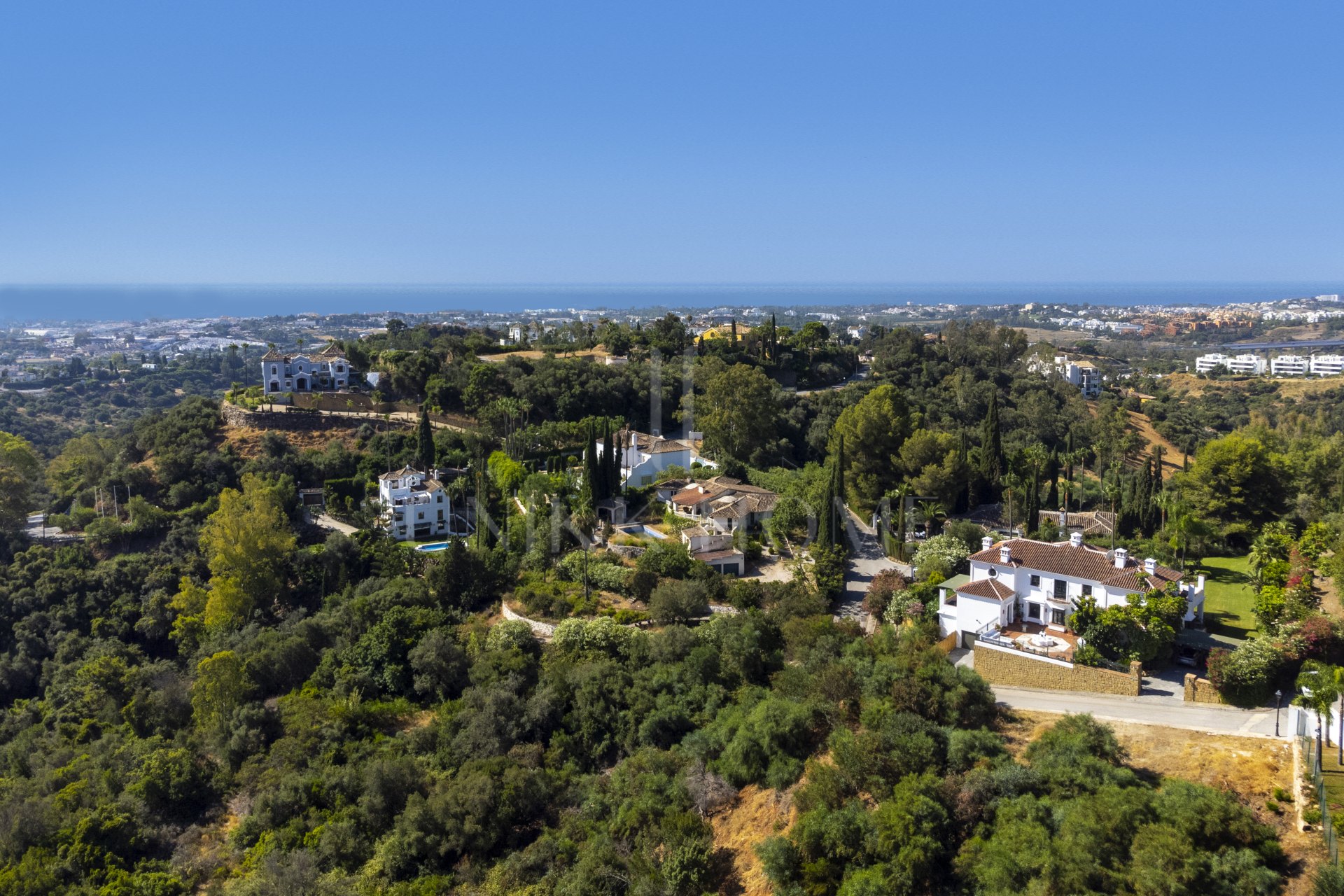 Exceptional César de Leyva villa on a rare, fully flat 3,000m² plot. Completely renovated, with sea views, total privacy, mature organic gardens, saltwater pool, 5 bedrooms, guest apartment, cinema room and extensive parking.