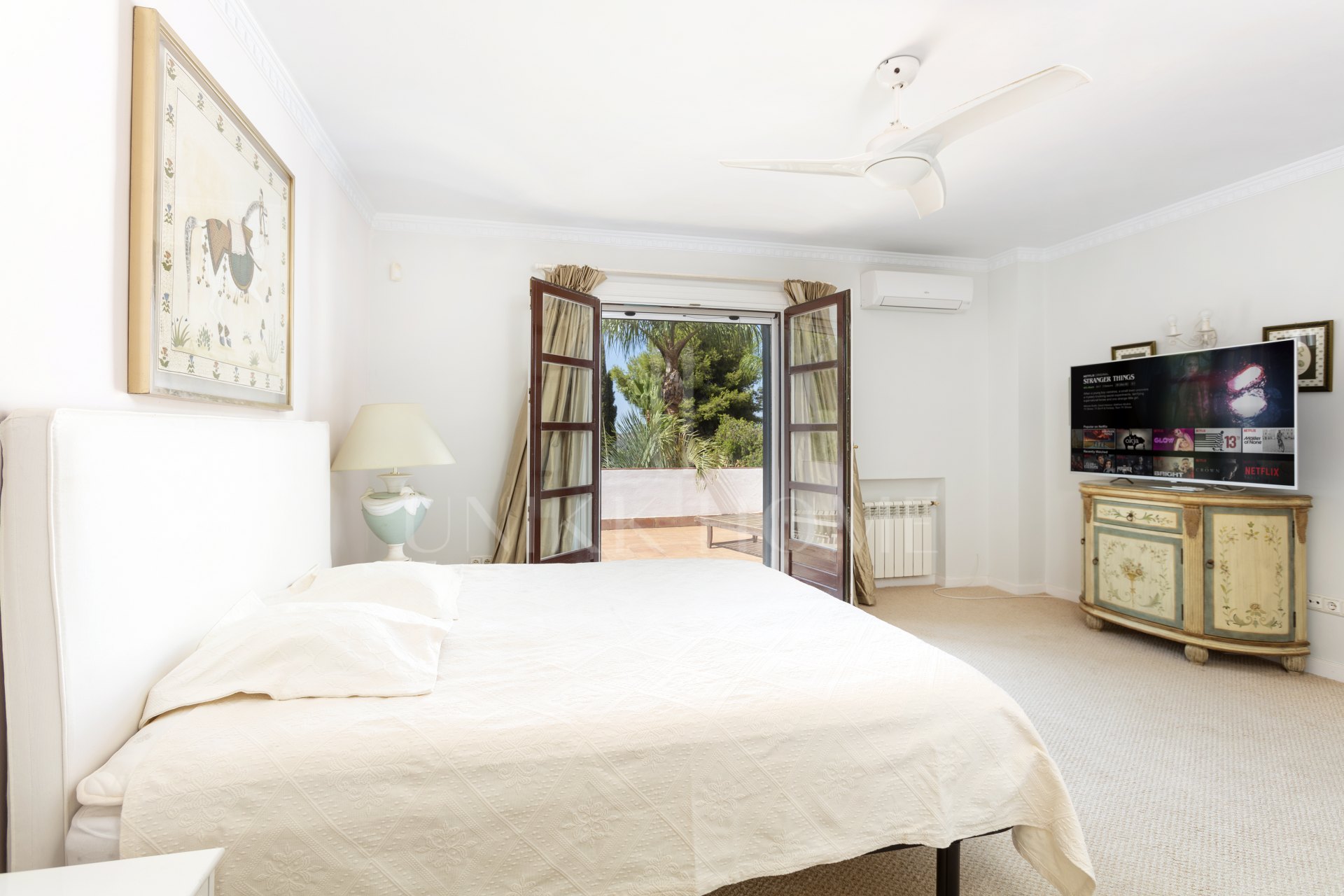 Exceptional César de Leyva villa on a rare, fully flat 3,000m² plot. Completely renovated, with sea views, total privacy, mature organic gardens, saltwater pool, 5 bedrooms, guest apartment, cinema room and extensive parking.