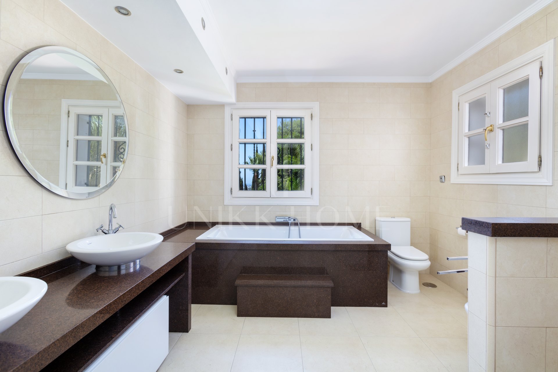 Exceptional César de Leyva villa on a rare, fully flat 3,000m² plot. Completely renovated, with sea views, total privacy, mature organic gardens, saltwater pool, 5 bedrooms, guest apartment, cinema room and extensive parking.