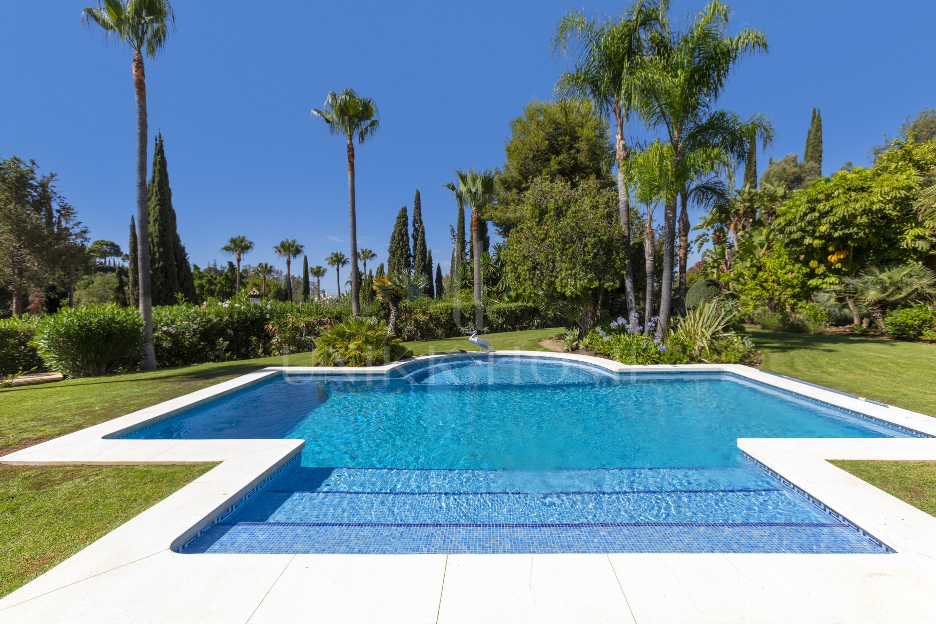 Exceptional César de Leyva villa on a rare, fully flat 3,000m² plot. Completely renovated, with sea views, total privacy, mature organic gardens, saltwater pool, 5 bedrooms, guest apartment, cinema room and extensive parking.