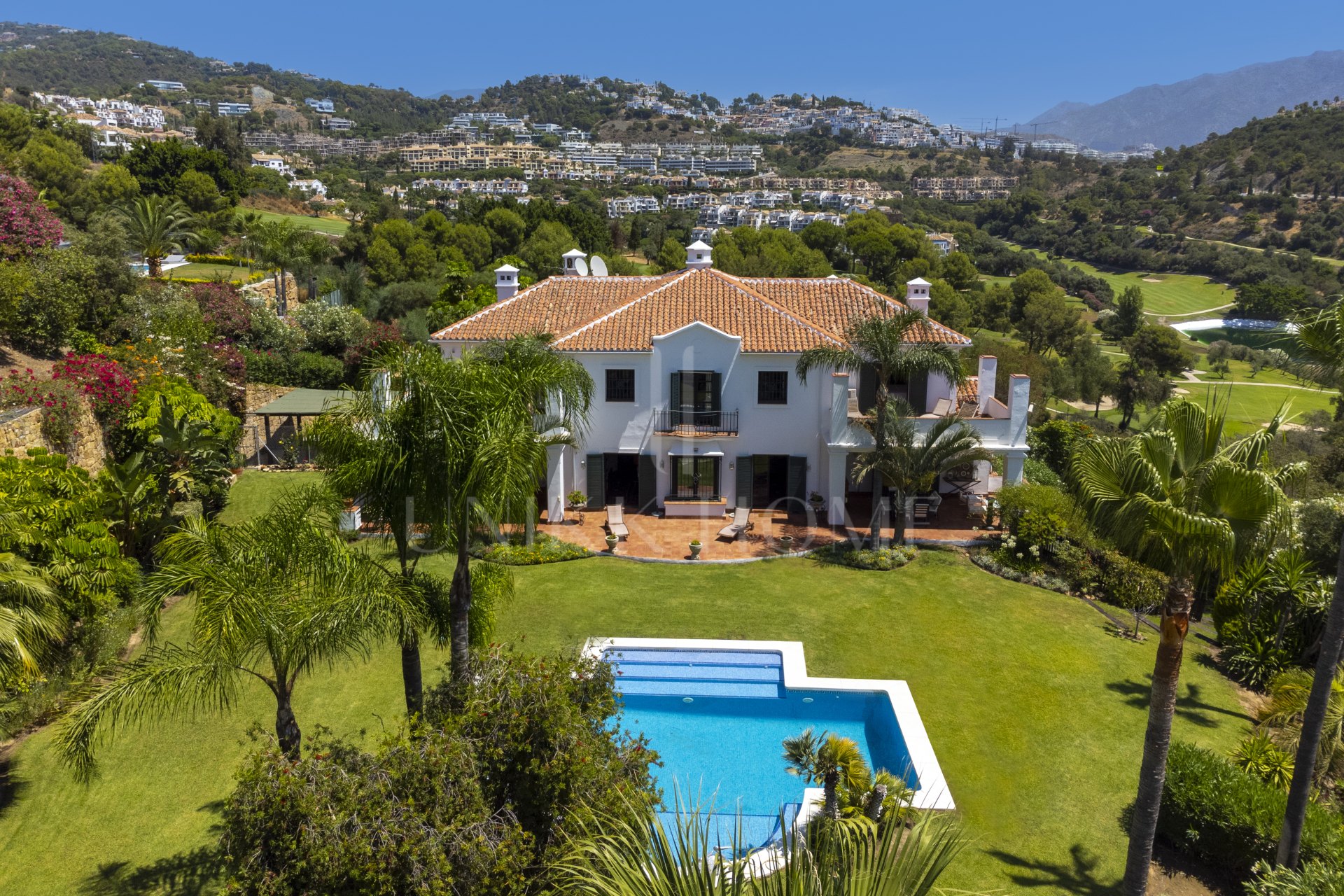 Exceptional César de Leyva villa on a rare, fully flat 3,000m² plot. Completely renovated, with sea views, total privacy, mature organic gardens, saltwater pool, 5 bedrooms, guest apartment, cinema room and extensive parking.