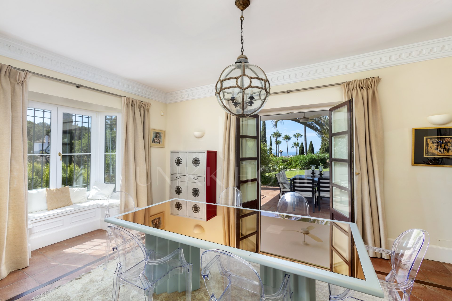 Exceptional César de Leyva villa on a rare, fully flat 3,000m² plot. Completely renovated, with sea views, total privacy, mature organic gardens, saltwater pool, 5 bedrooms, guest apartment, cinema room and extensive parking.