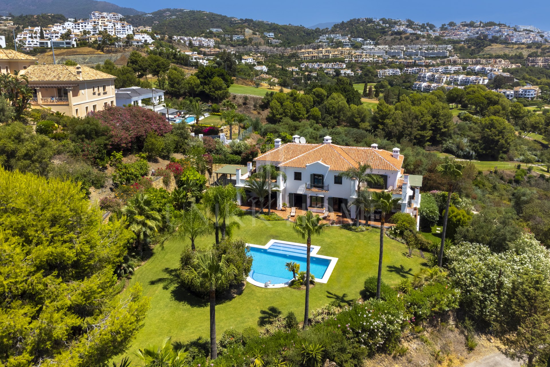 Exceptional César de Leyva villa on a rare, fully flat 3,000m² plot. Completely renovated, with sea views, total privacy, mature organic gardens, saltwater pool, 5 bedrooms, guest apartment, cinema room and extensive parking.