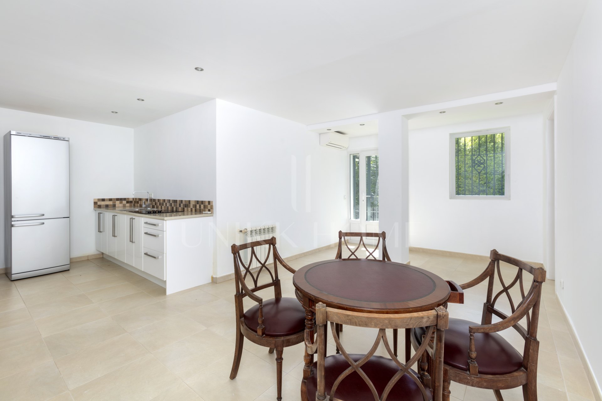 Exceptional César de Leyva villa on a rare, fully flat 3,000m² plot. Completely renovated, with sea views, total privacy, mature organic gardens, saltwater pool, 5 bedrooms, guest apartment, cinema room and extensive parking.