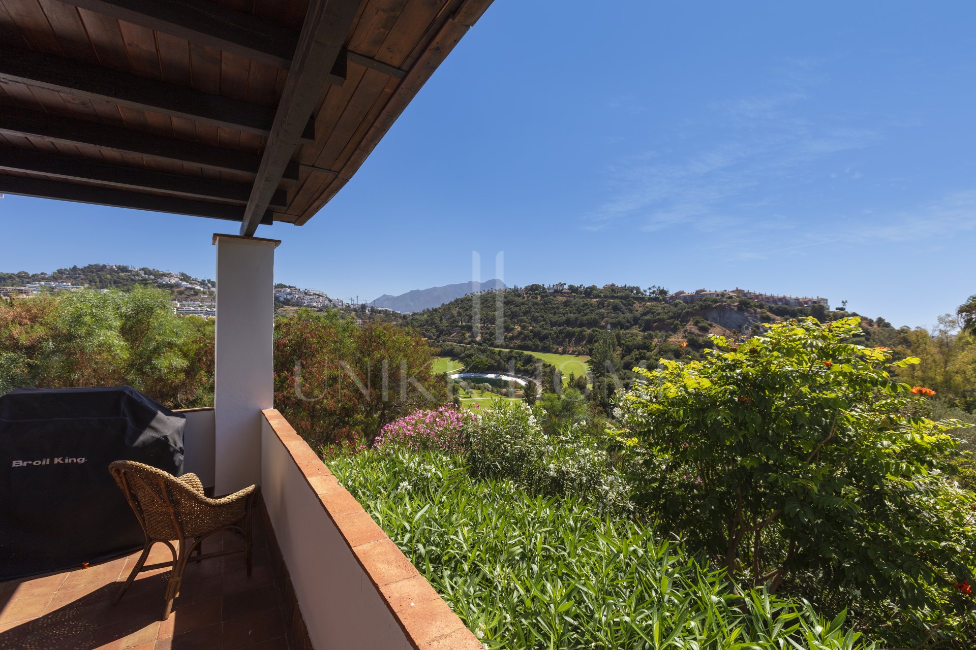 Exceptional César de Leyva villa on a rare, fully flat 3,000m² plot. Completely renovated, with sea views, total privacy, mature organic gardens, saltwater pool, 5 bedrooms, guest apartment, cinema room and extensive parking.