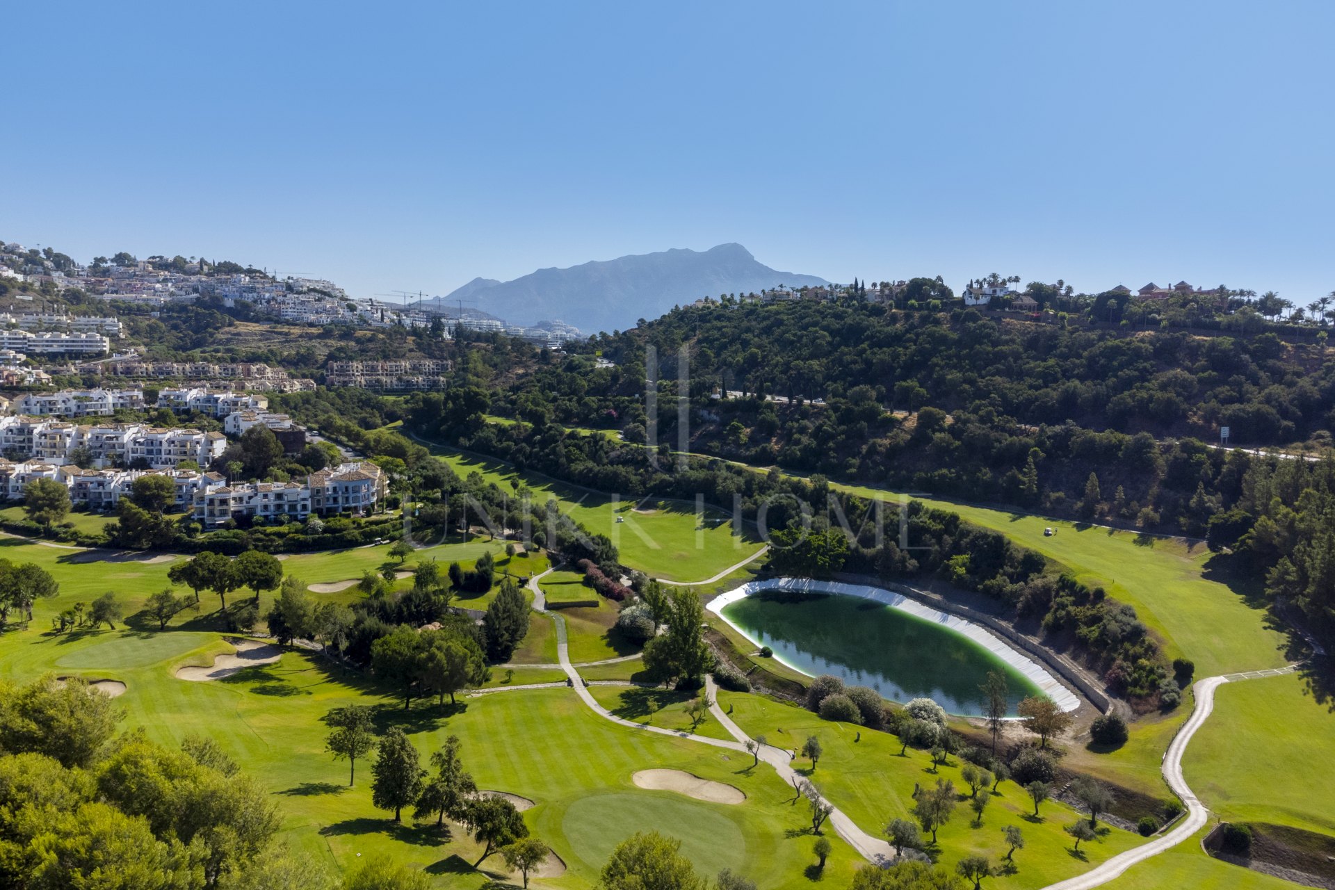 Exceptional César de Leyva villa on a rare, fully flat 3,000m² plot. Completely renovated, with sea views, total privacy, mature organic gardens, saltwater pool, 5 bedrooms, guest apartment, cinema room and extensive parking.