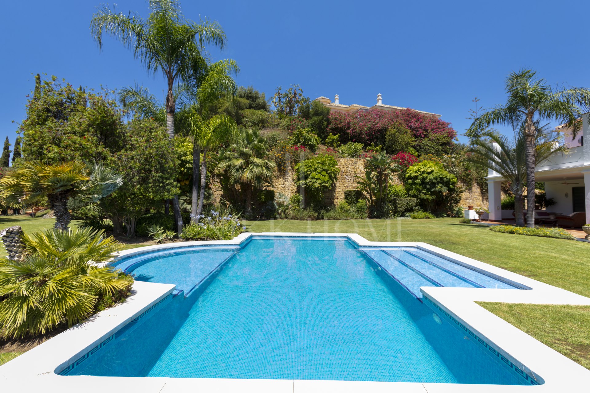 Exceptional César de Leyva villa on a rare, fully flat 3,000m² plot. Completely renovated, with sea views, total privacy, mature organic gardens, saltwater pool, 5 bedrooms, guest apartment, cinema room and extensive parking.