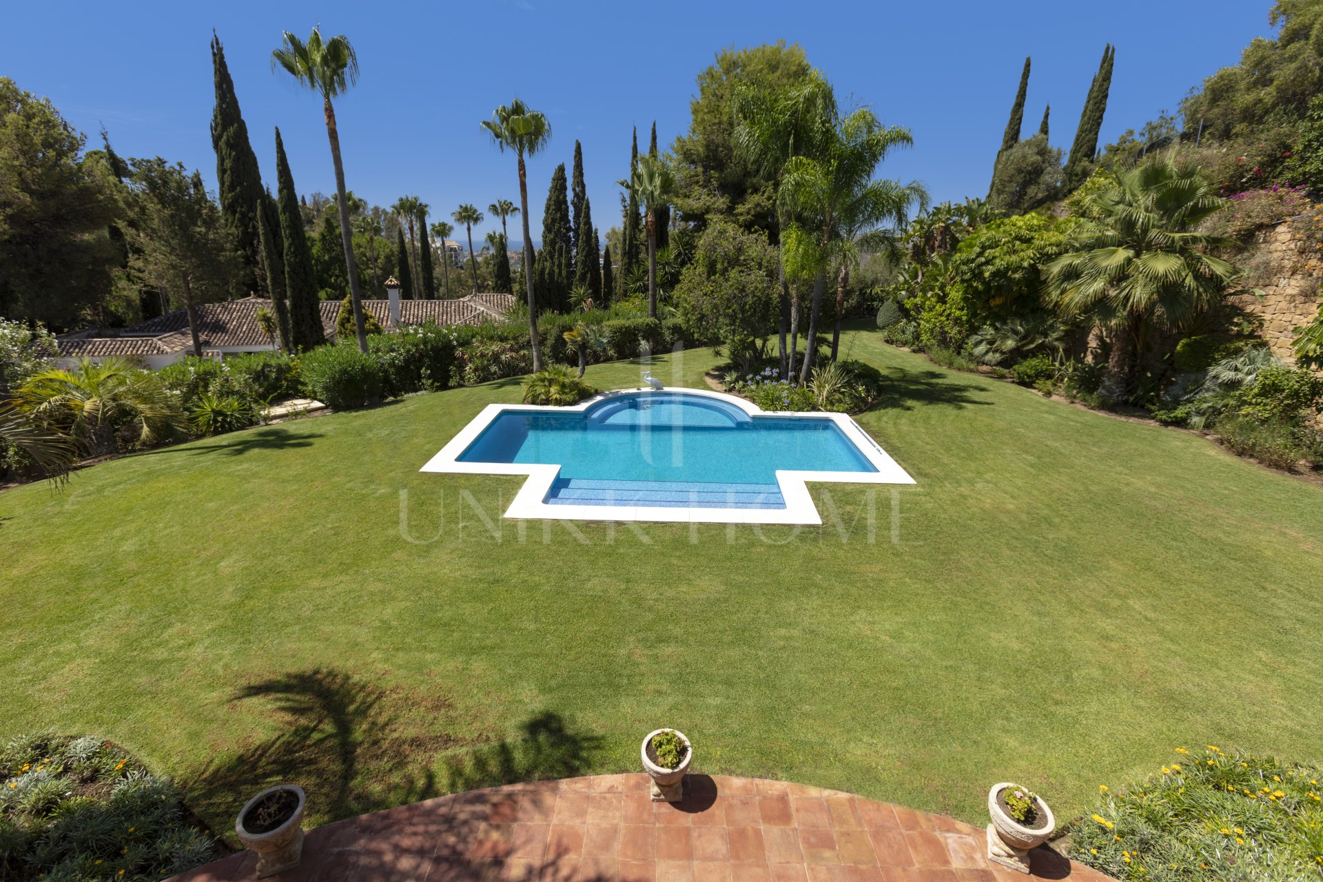 Exceptional César de Leyva villa on a rare, fully flat 3,000m² plot. Completely renovated, with sea views, total privacy, mature organic gardens, saltwater pool, 5 bedrooms, guest apartment, cinema room and extensive parking.