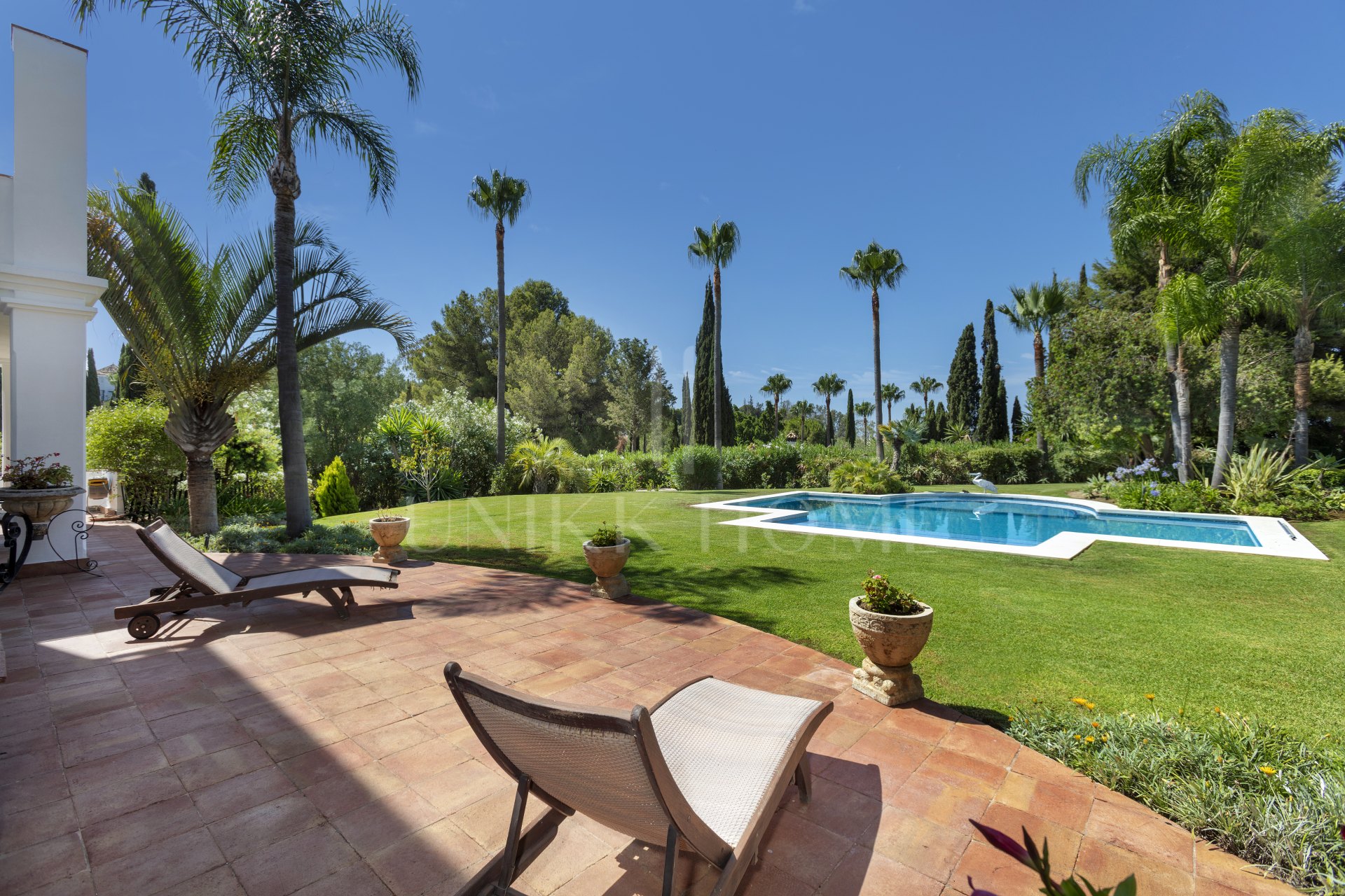 Exceptional César de Leyva villa on a rare, fully flat 3,000m² plot. Completely renovated, with sea views, total privacy, mature organic gardens, saltwater pool, 5 bedrooms, guest apartment, cinema room and extensive parking.
