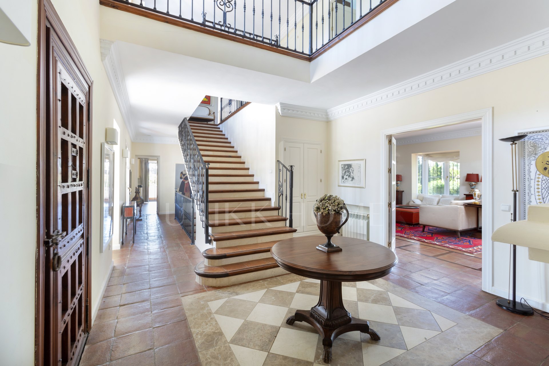 Exceptional César de Leyva villa on a rare, fully flat 3,000m² plot. Completely renovated, with sea views, total privacy, mature organic gardens, saltwater pool, 5 bedrooms, guest apartment, cinema room and extensive parking.