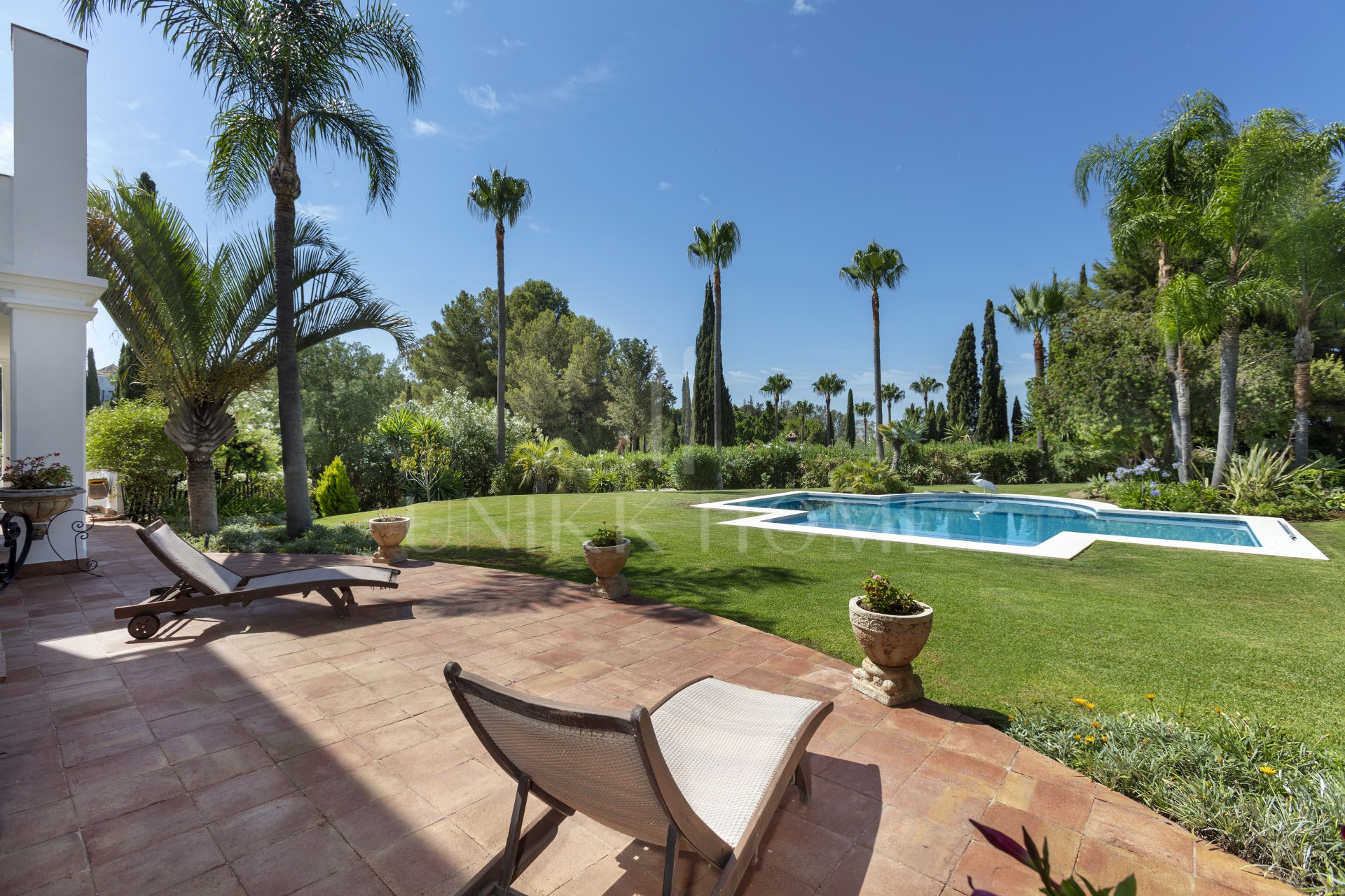 Exceptional César de Leyva villa on a rare, fully flat 3,000m² plot. Completely renovated, with sea views, total privacy, mature organic gardens, saltwater pool, 5 bedrooms, guest apartment, cinema room and extensive parking.