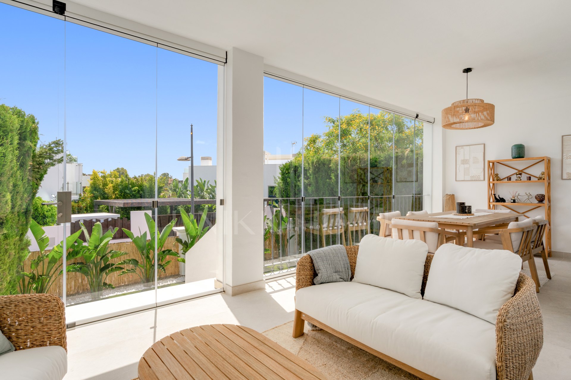 Casa adosada de 4 dormitorios completamente reformada en Montevideo Hills, junto a El Campanario