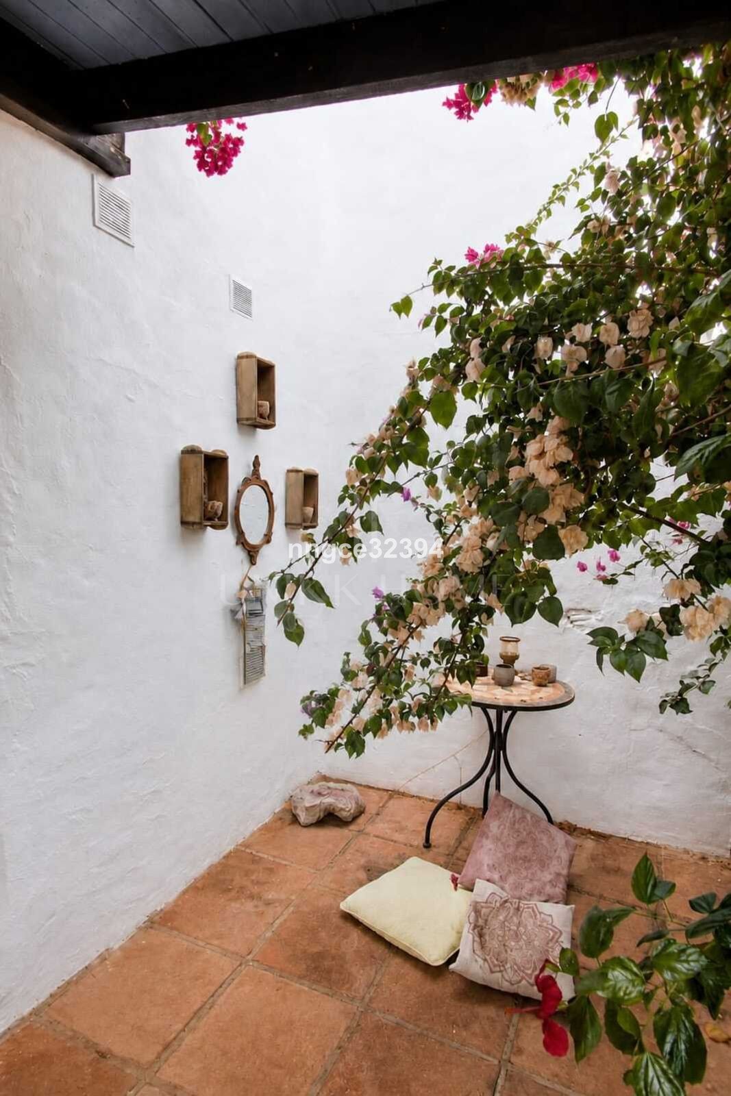 Licencias de Turismo Anterior Aloha, Nueva Andalucía ANTE Encantadora Casa Adosada de 2 camas con Vistas al Mar Parcial, Piscina, Tenis & Parking
