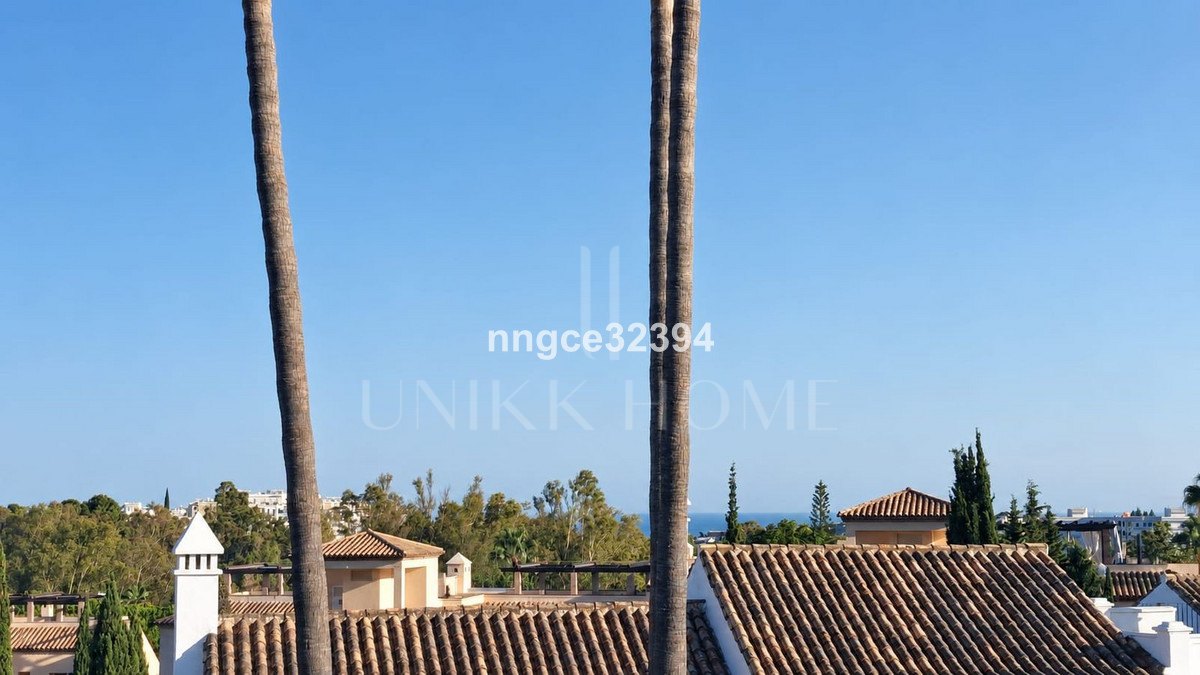 Licencias de Turismo Anterior Aloha, Nueva Andalucía ANTE Encantadora Casa Adosada de 2 camas con Vistas al Mar Parcial, Piscina, Tenis & Parking