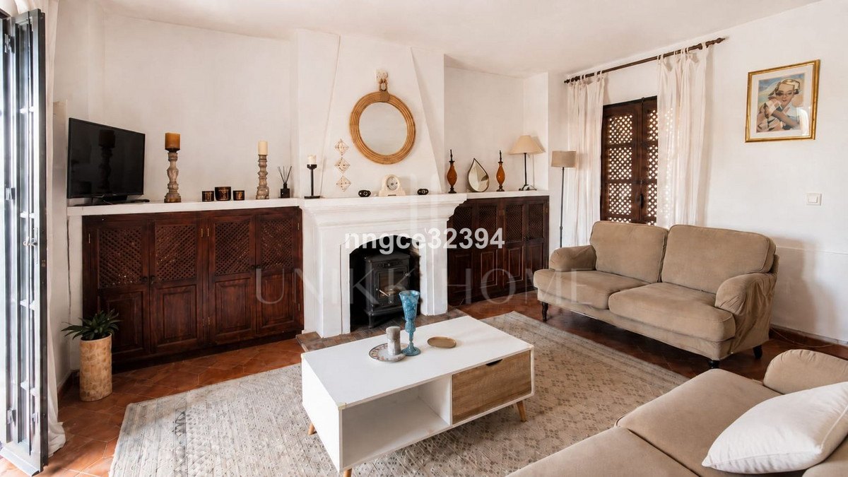 Licencias de Turismo Anterior Aloha, Nueva Andalucía ANTE Encantadora Casa Adosada de 2 camas con Vistas al Mar Parcial, Piscina, Tenis & Parking