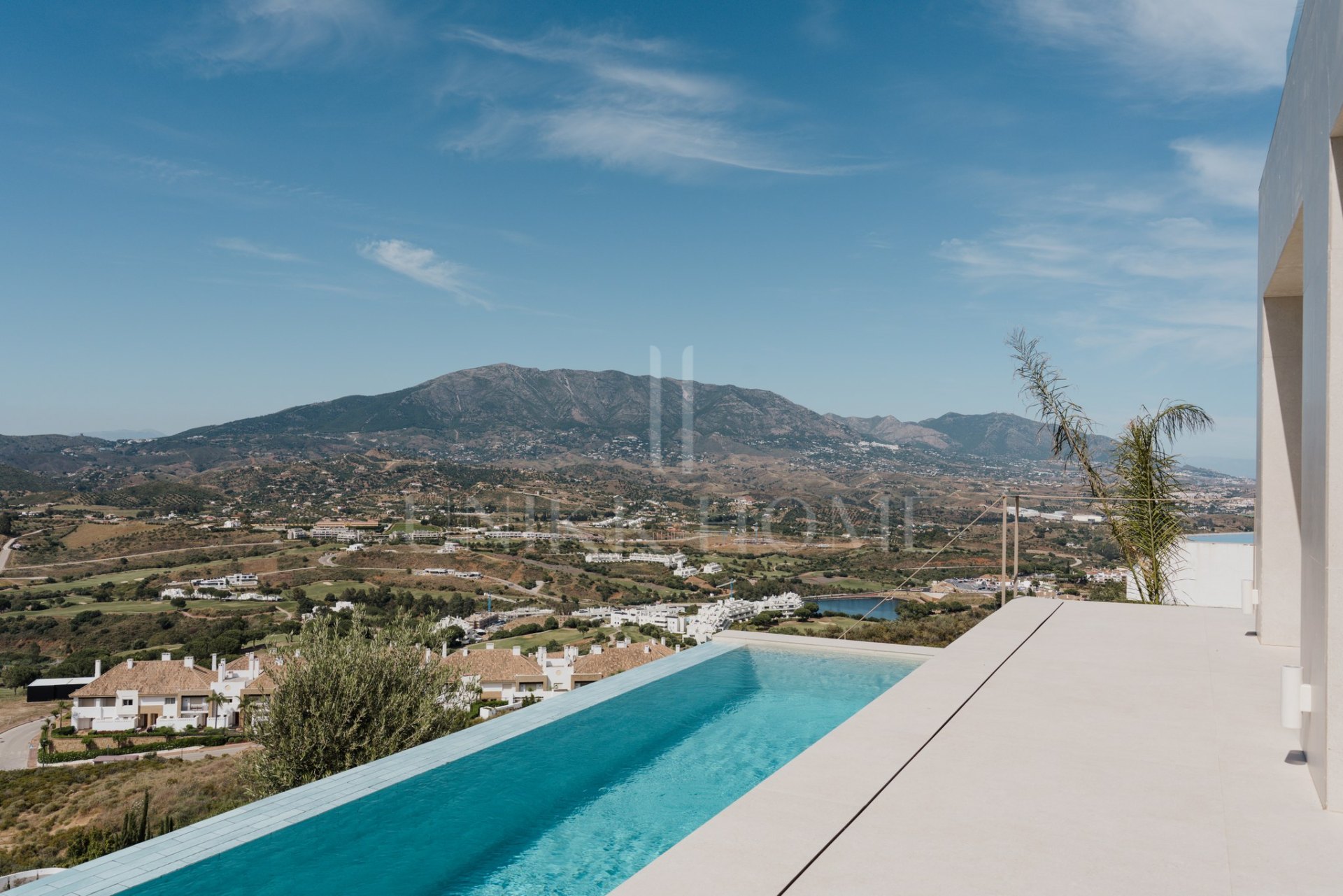 Villa de diseño con vistas panorámicas en La Cala Golf