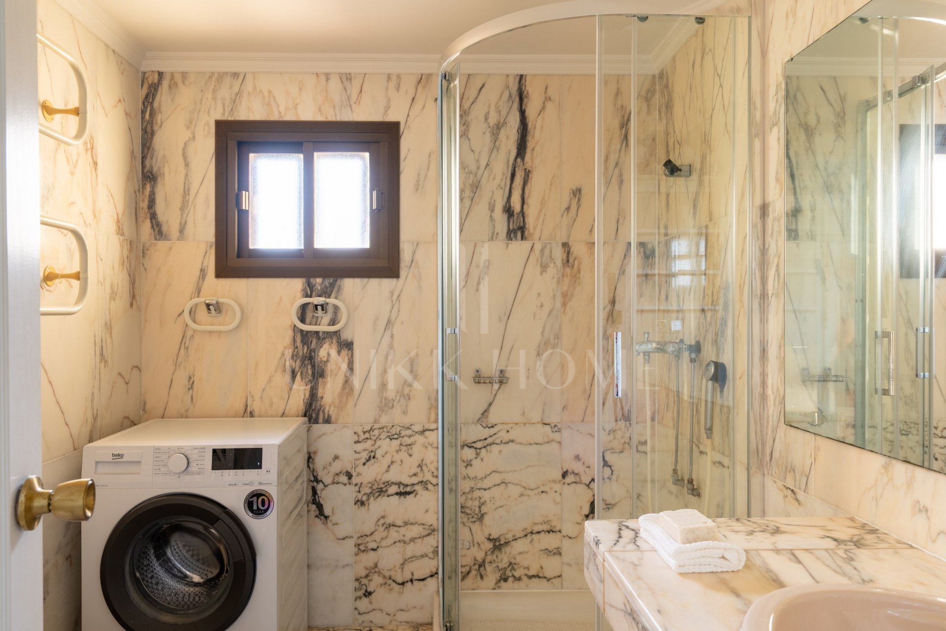 First-line beach home with sea views